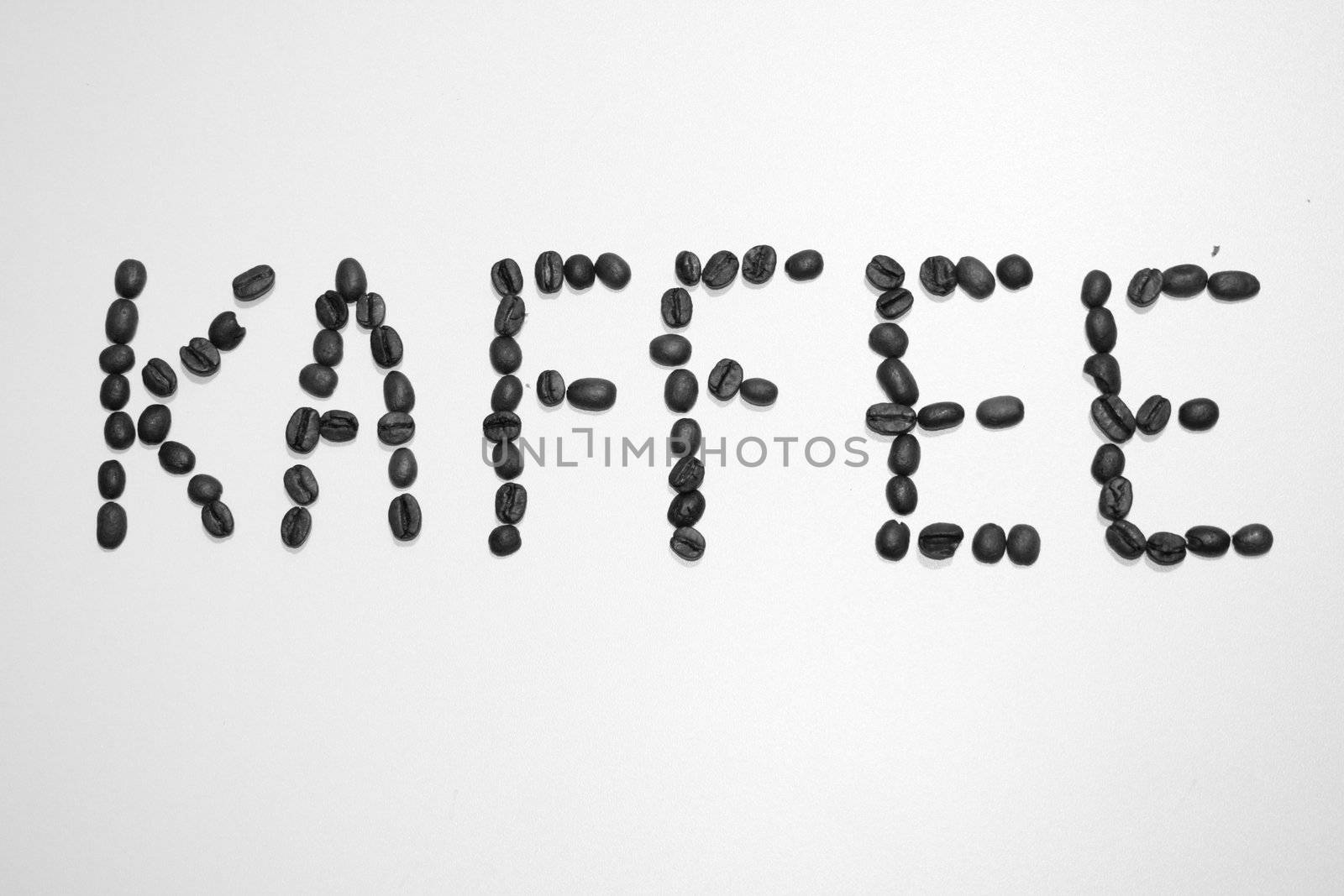 ein mit Kaffeebohnen geschriebenes Wort (Kaffee)	
a written word with coffee beans (coffee)