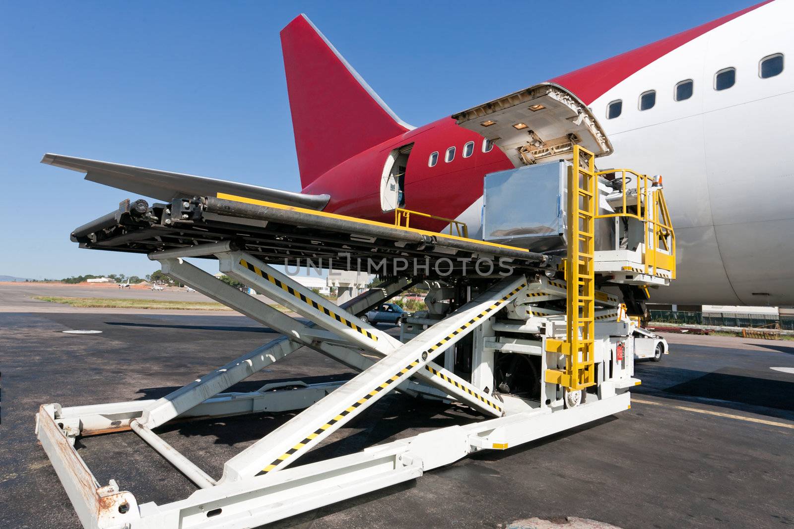 Loading platform of air freight to the aircraft