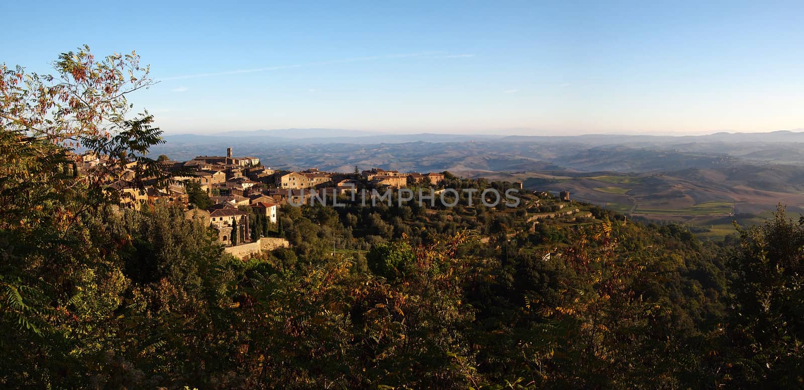 Hilltop town overlooking the Val d�Orcia in Tuscany, Italy.