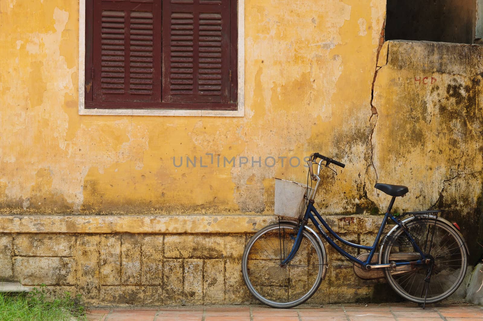 Bicycle and old house in Hoi an, Vietnam