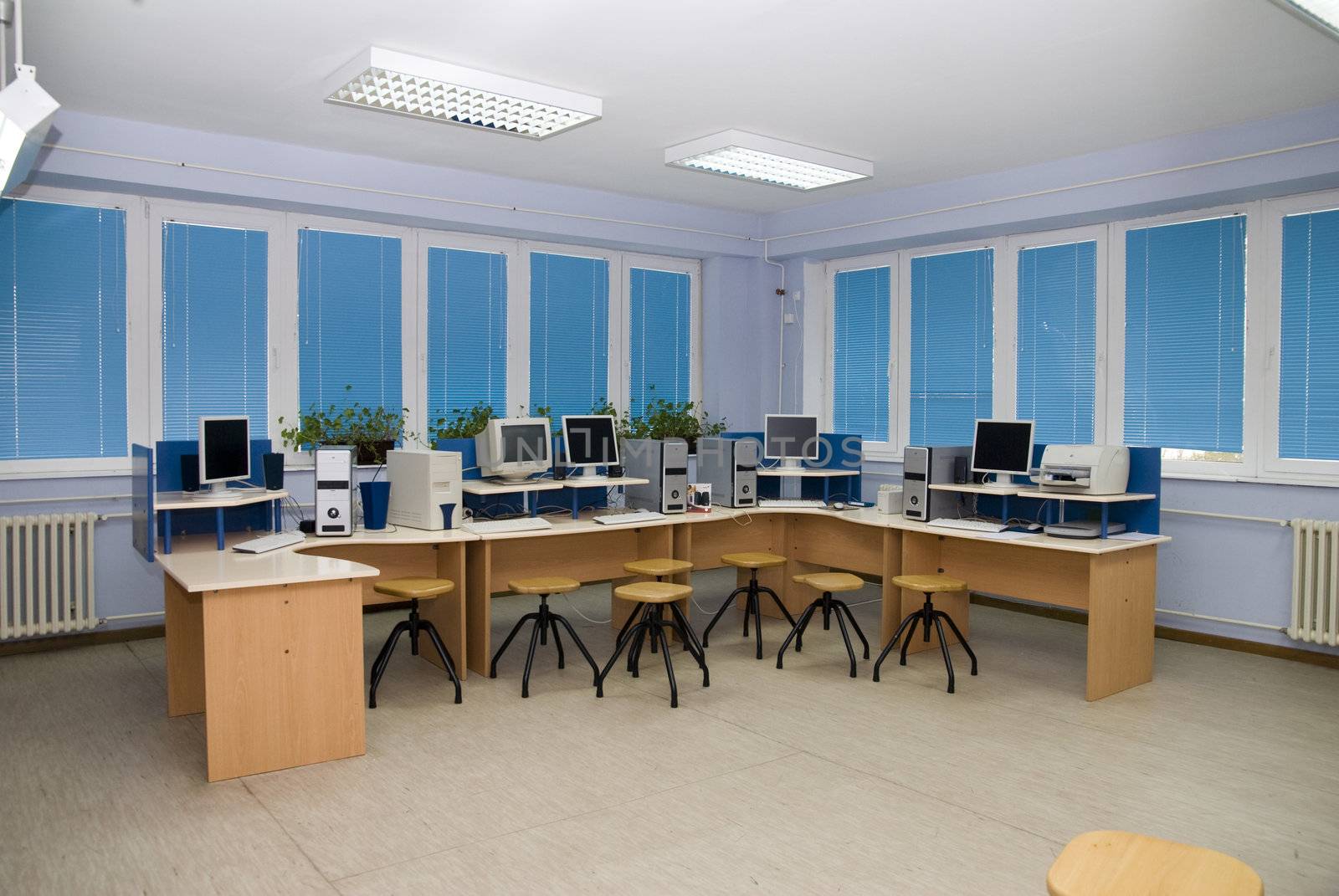 Computer classroom,with a series of tables in which are computers. 