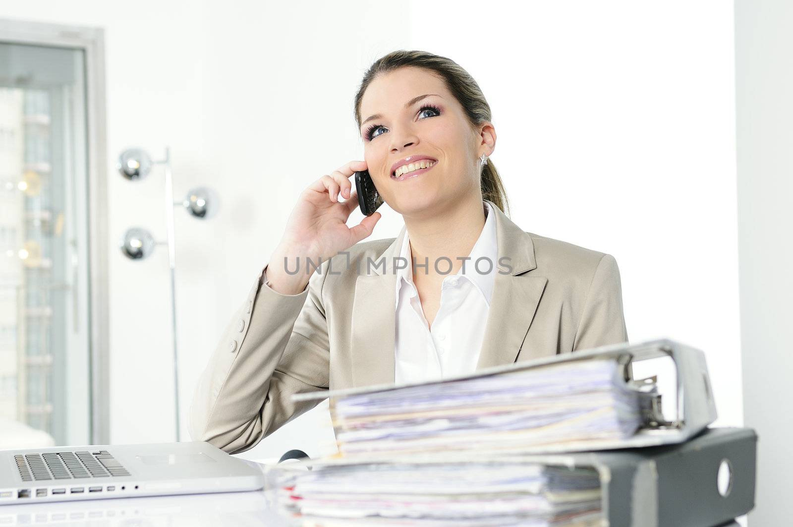 businesswoman in office by ventdusud