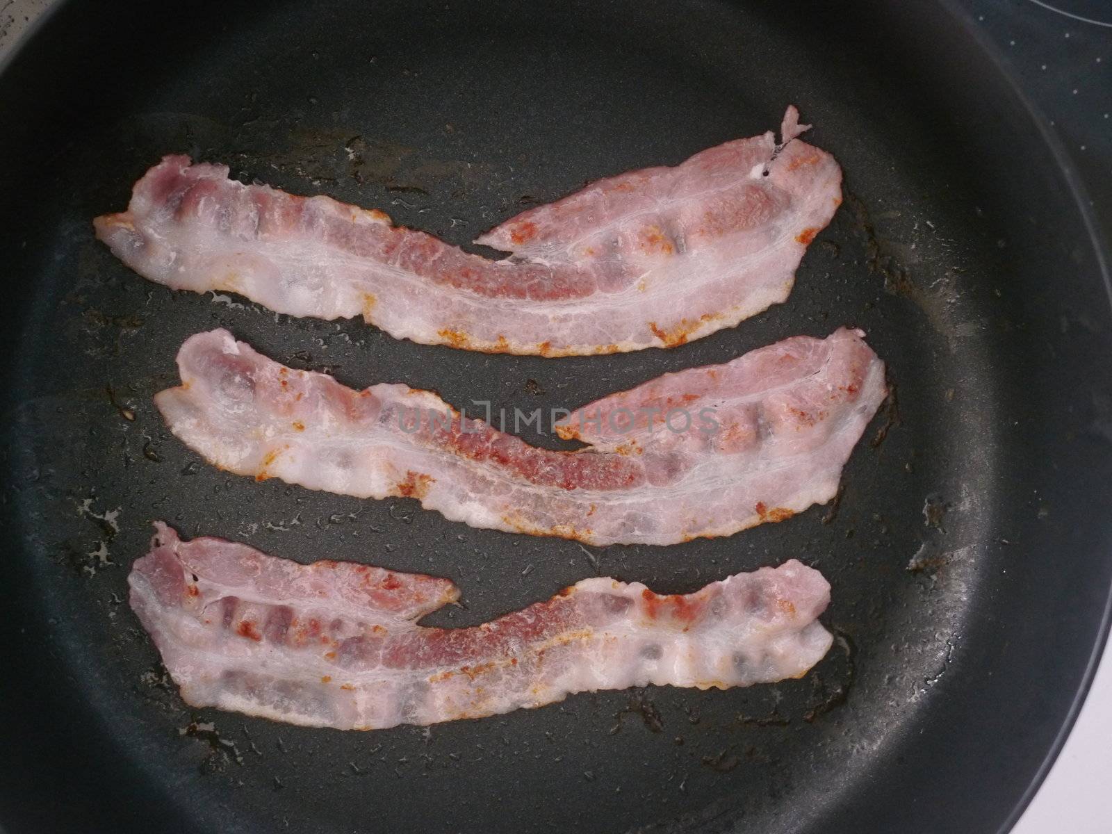 frying bacon by yucas