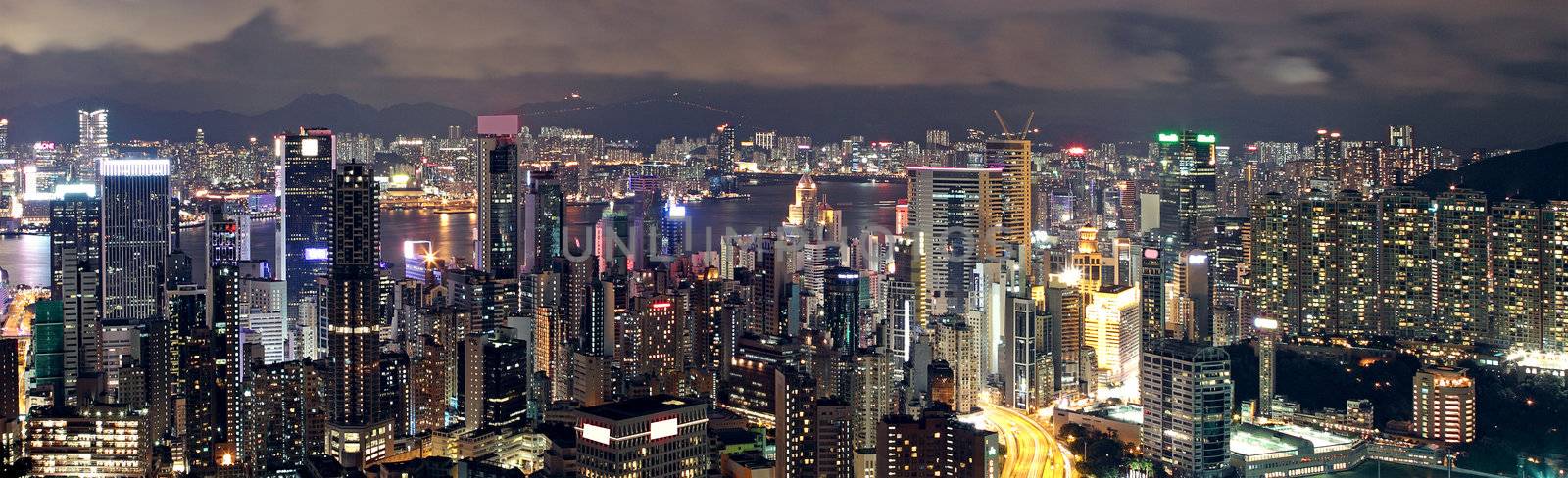 Hong Kong at night  by cozyta