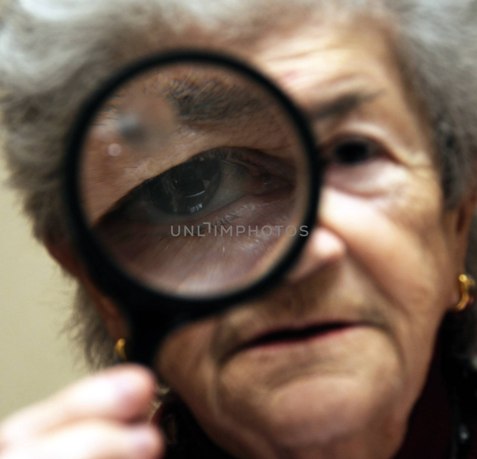magnifying glass by fahrner