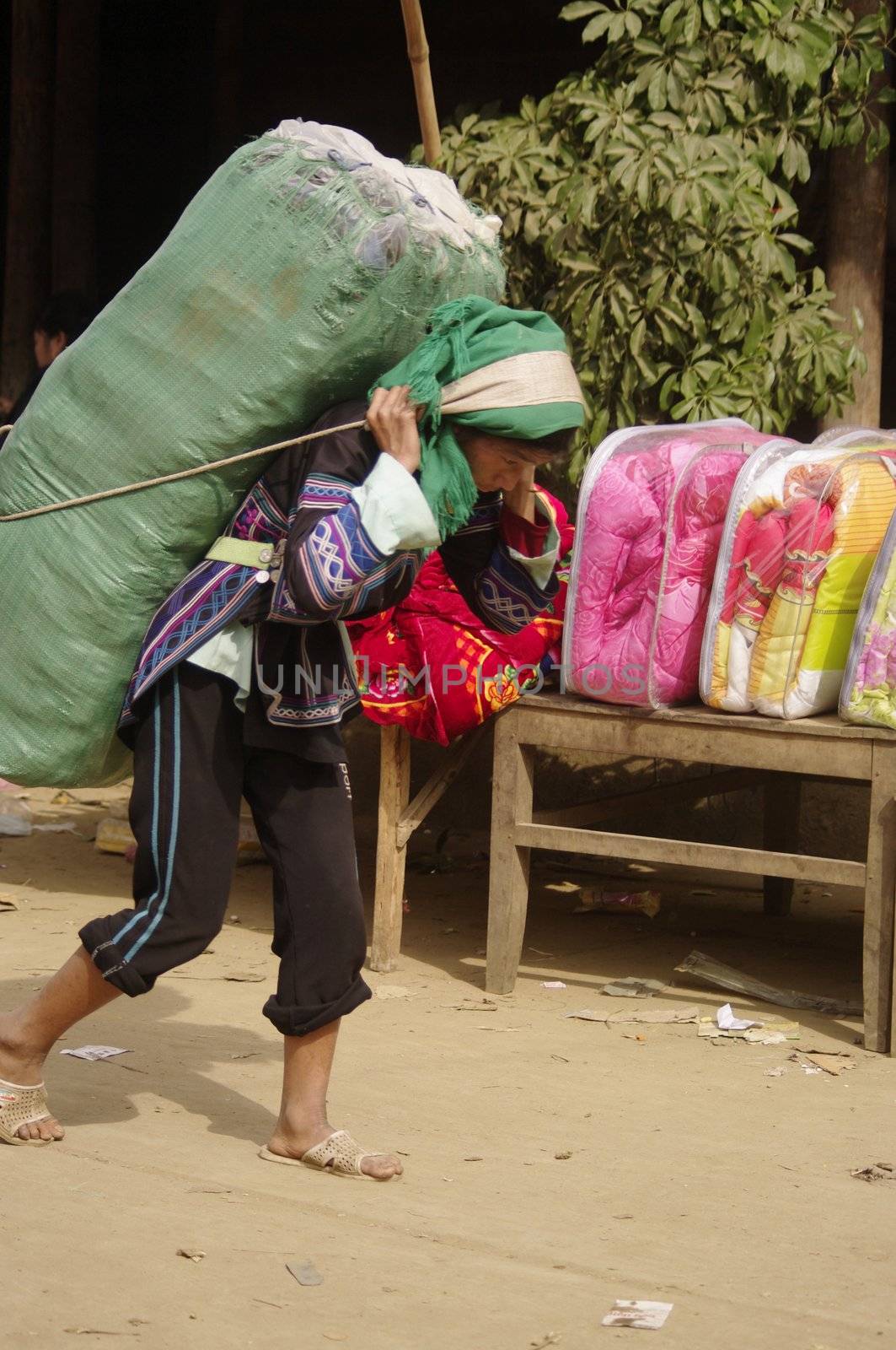 Women Ha Nhi ethnic in  Muong Hum market by Duroc