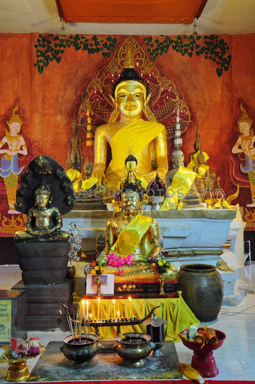 golden buddha statue