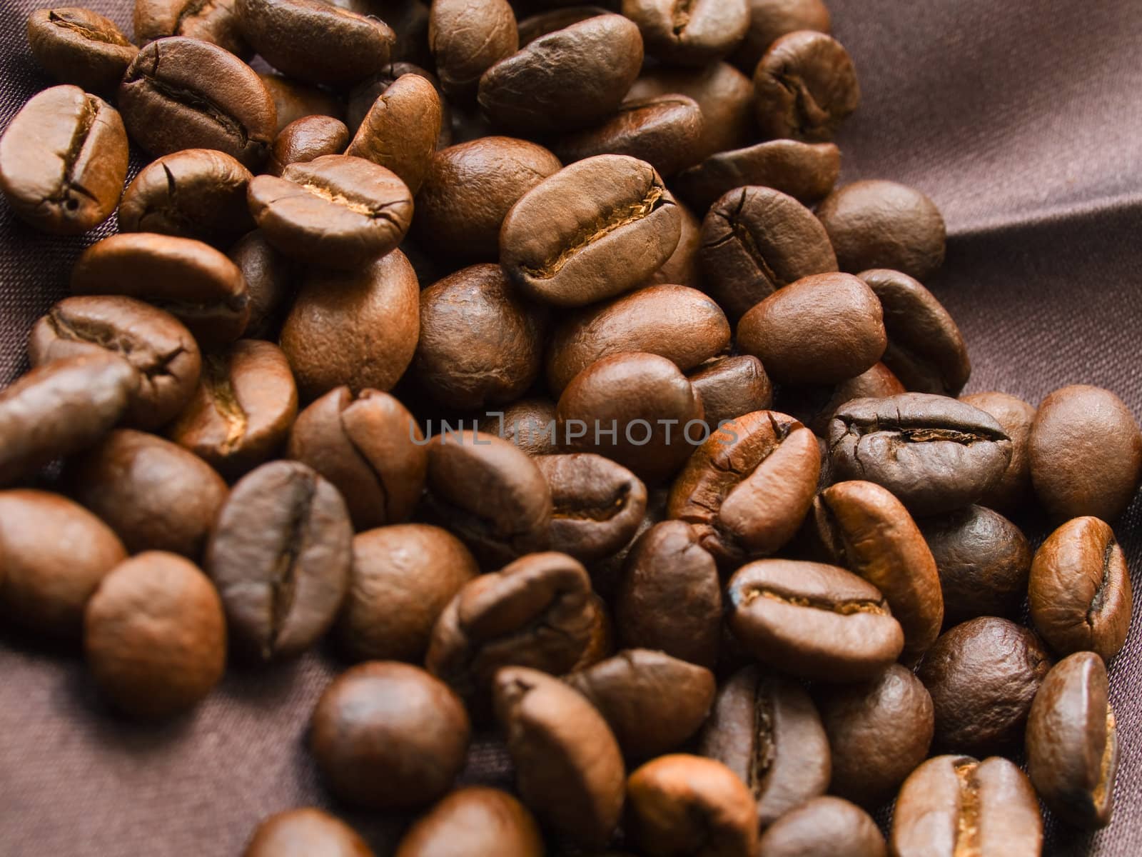 Roasted coffee beans by kvinoz