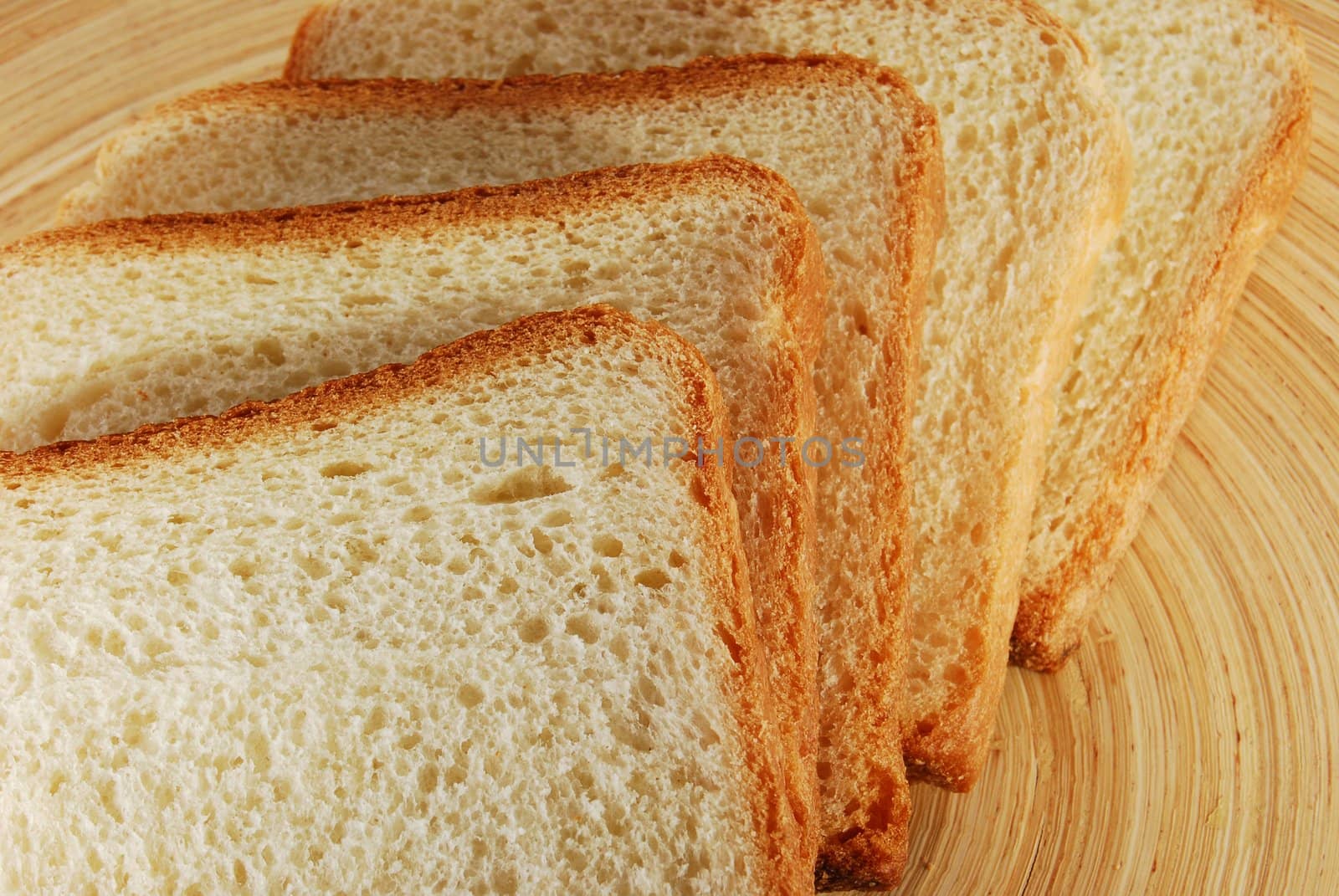 bread slices in wooden bowl