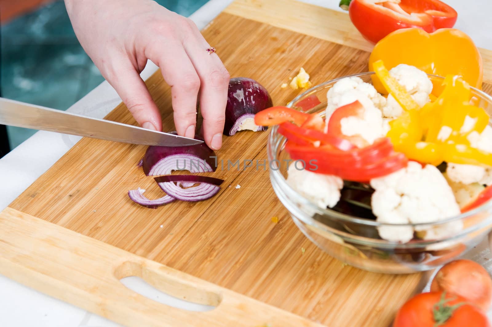 Preparation of vegetarian salad from fresh vegetables