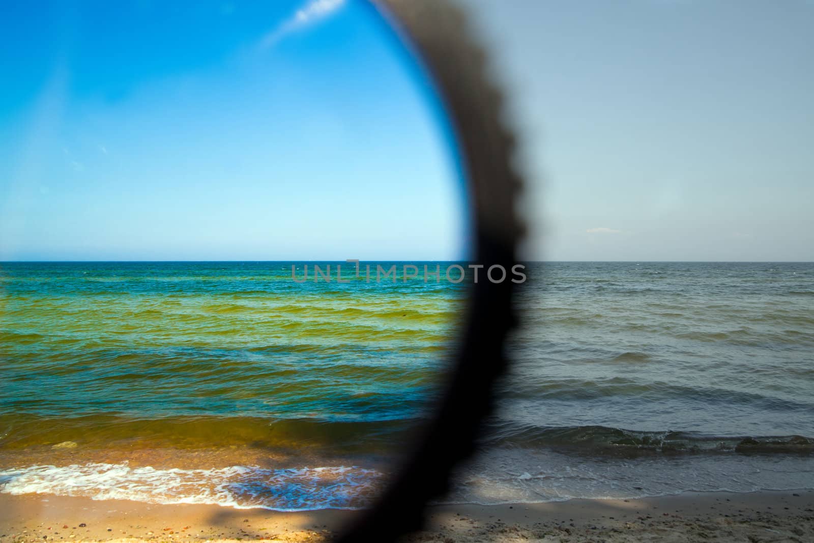 Test of polarization filter on the beach
