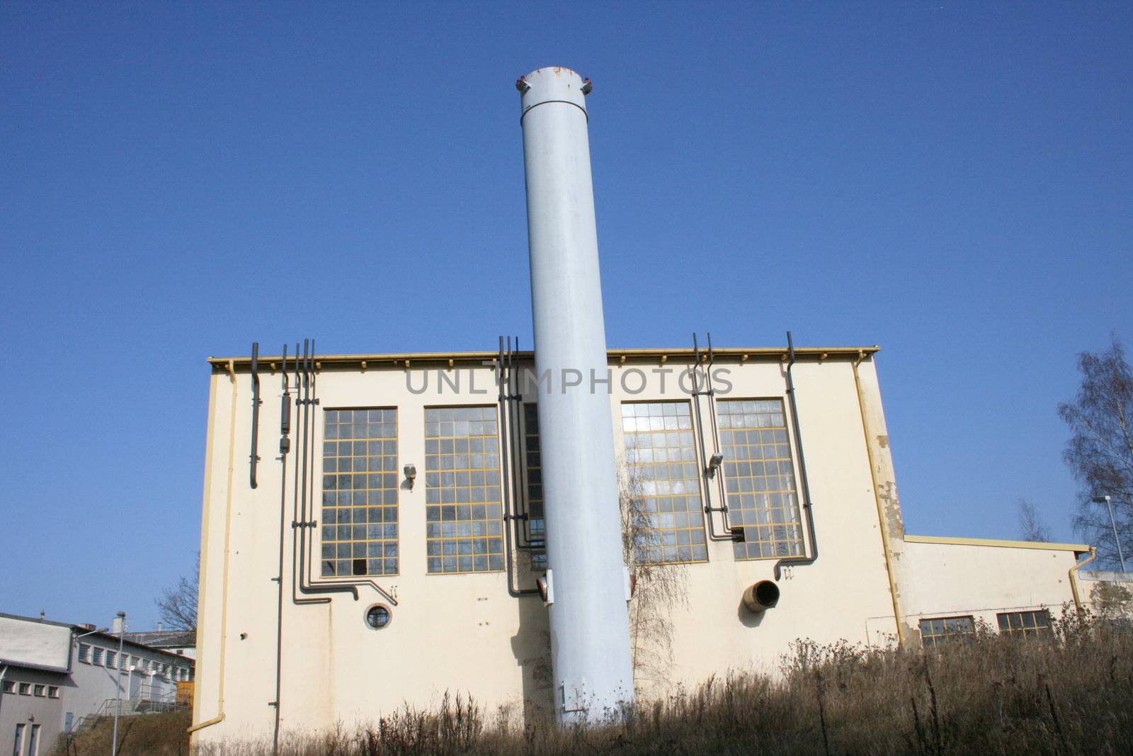 Altes Fernwärme Heizwerk mit hohem Schornstein	
Old district heating plant with a tall chimney