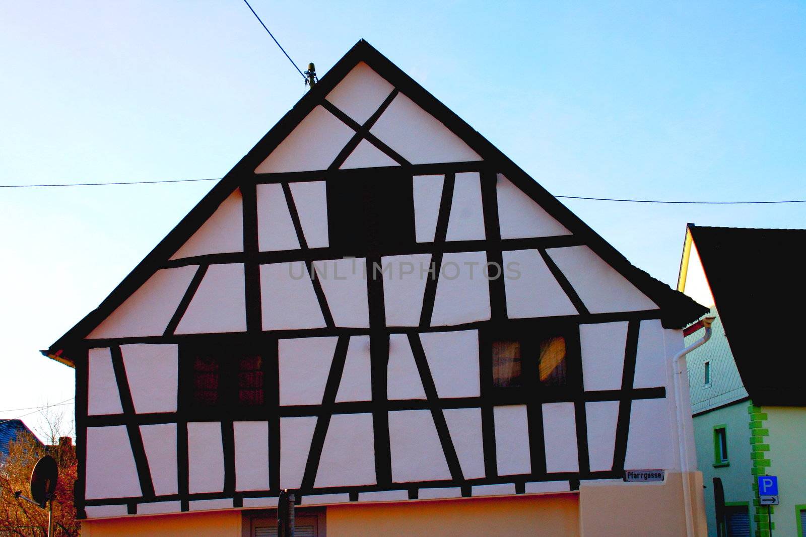 Fachwerkhaus mit drei Fenstern in Birkenfeld,Deutschland	
Half-timbered house with three windows in Birkenfeld, Germany
