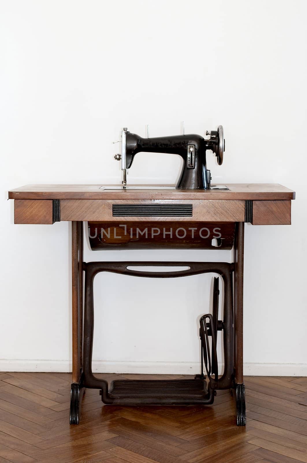 Old sewing machine by lauria