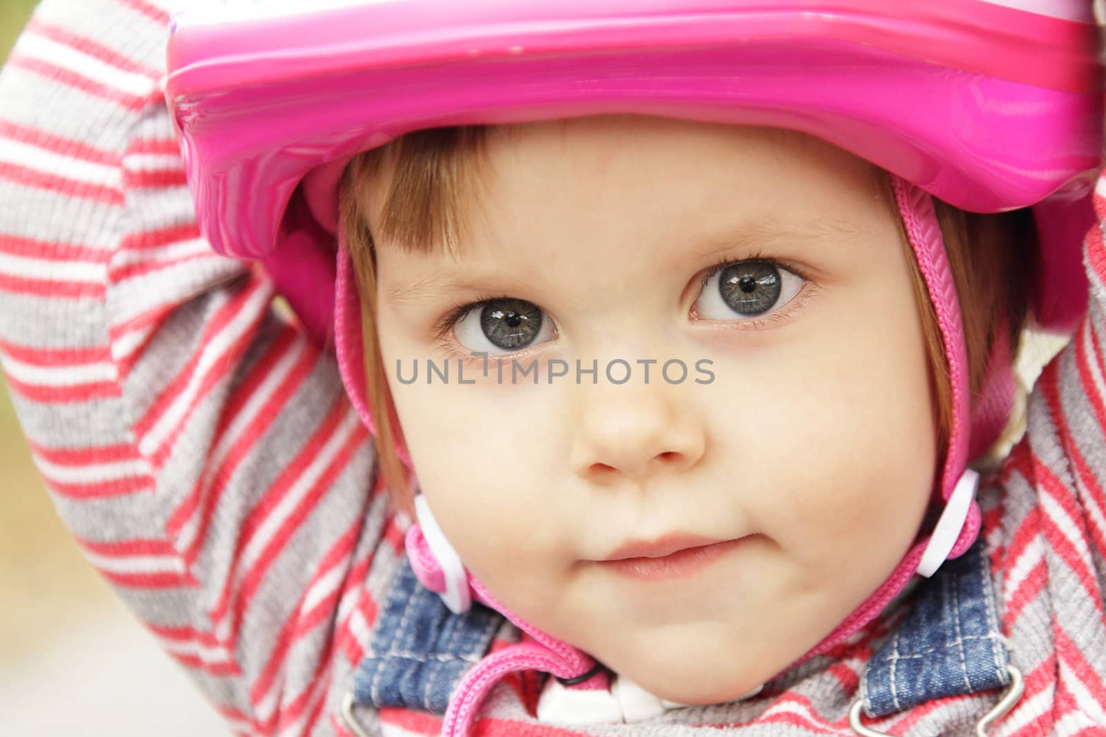 Little girl with helmet by pulen
