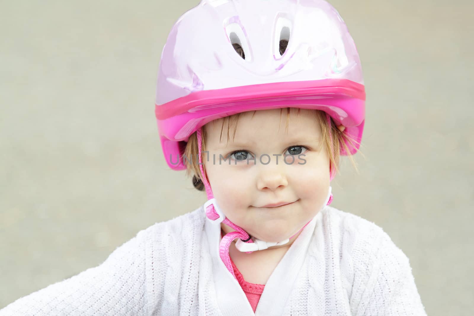 Little girl with helmet by pulen