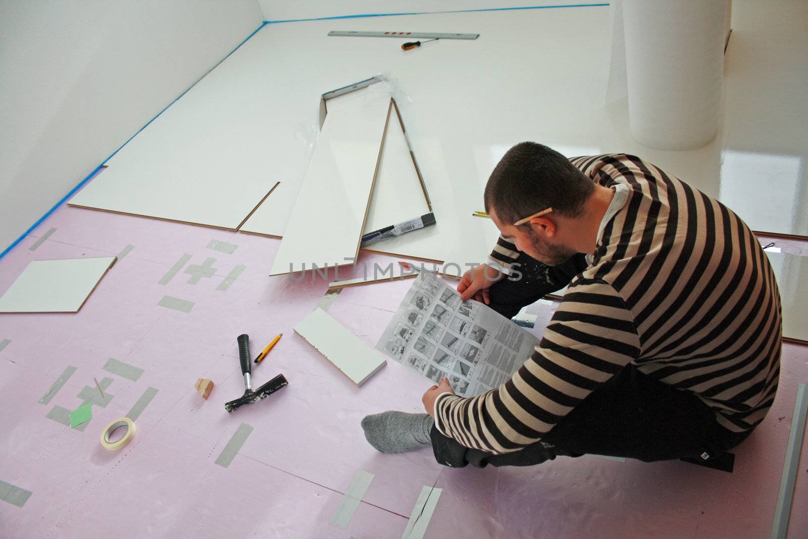 Workers laid laminate in home renovation