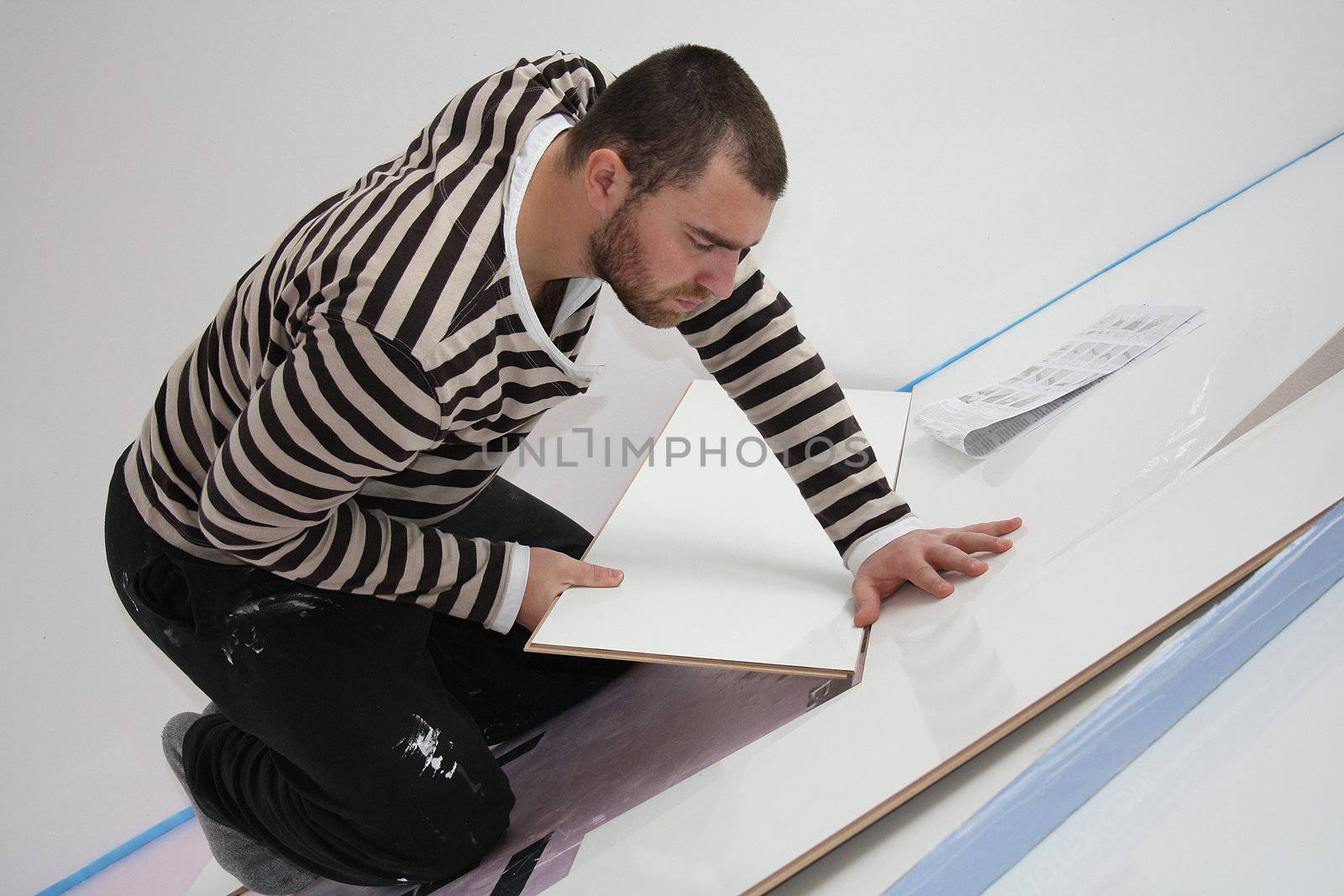 Workers laid laminate in home renovation