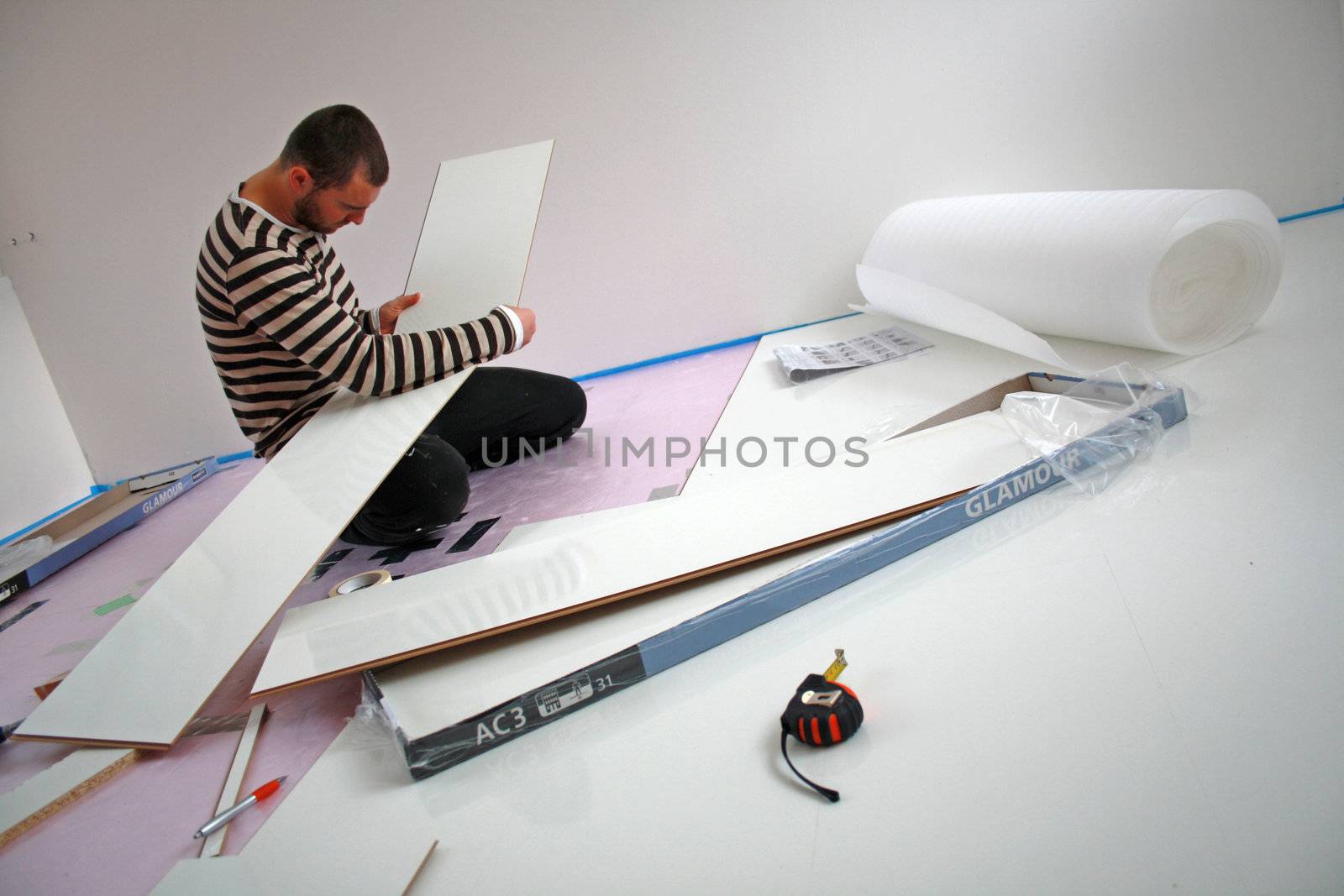 Workers laid laminate in home renovation