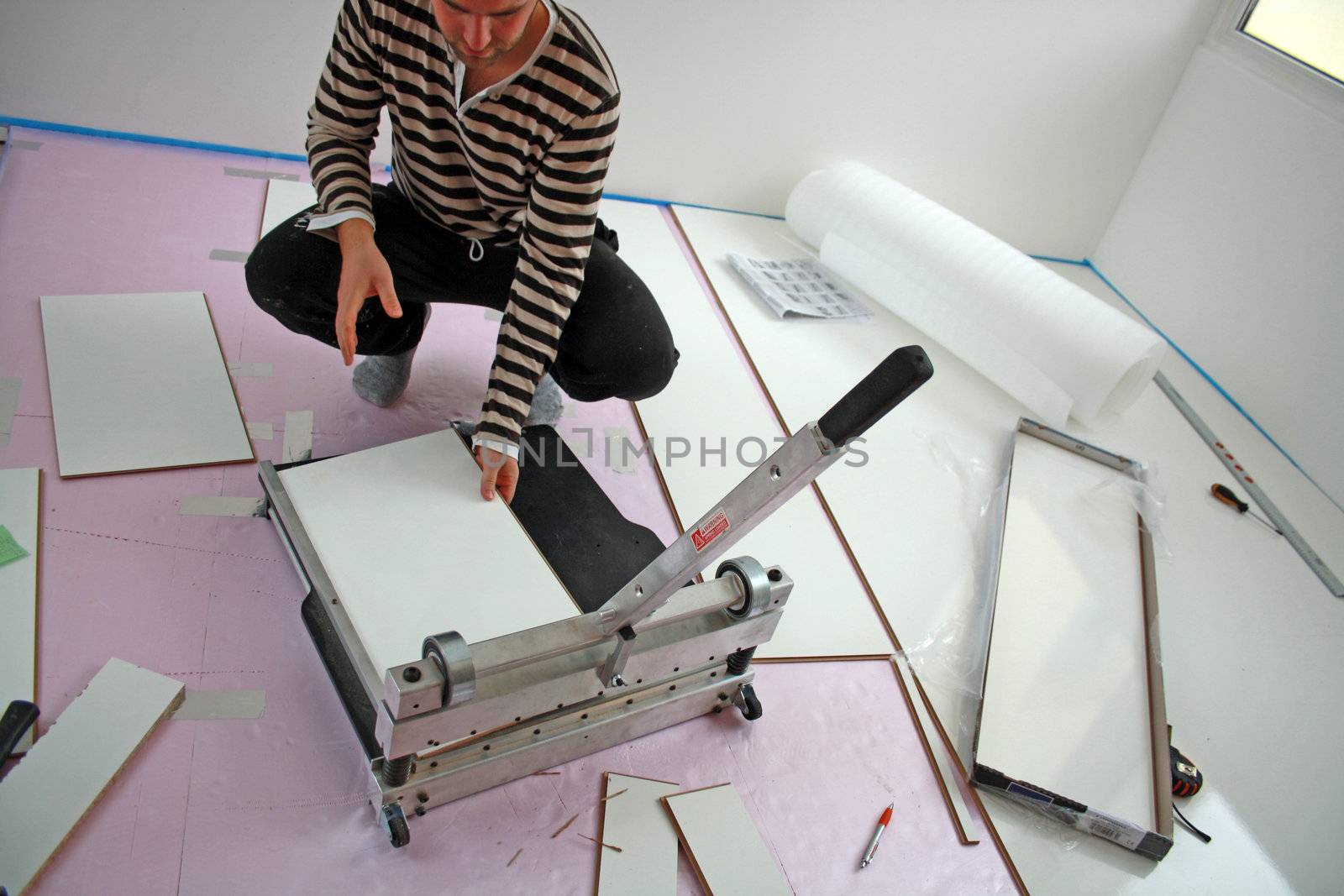 Workers laid laminate in home renovation