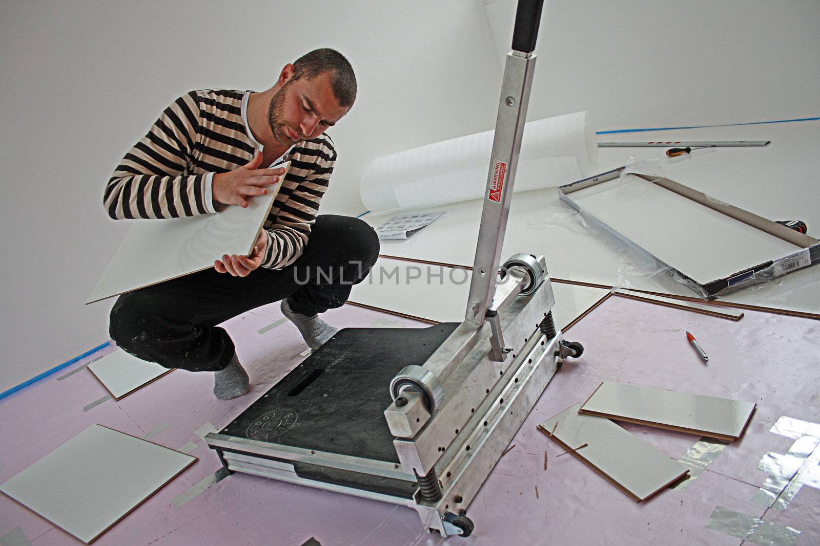 Workers laid laminate in home renovation