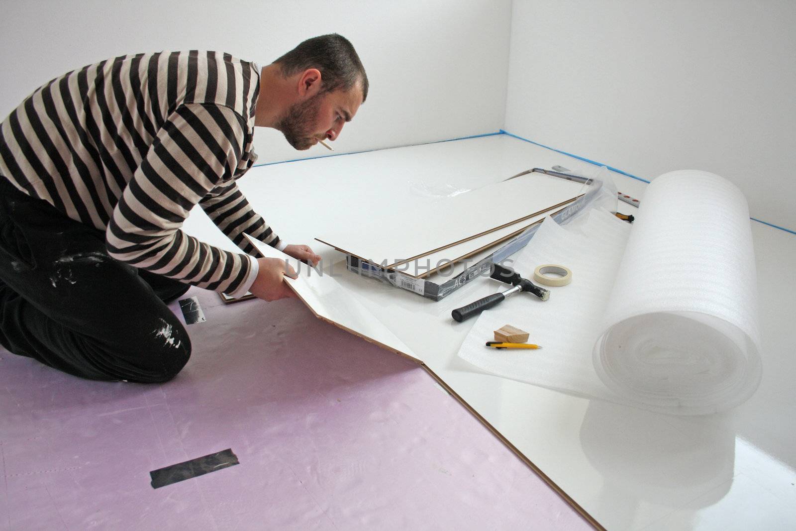 Workers laid laminate in home renovation