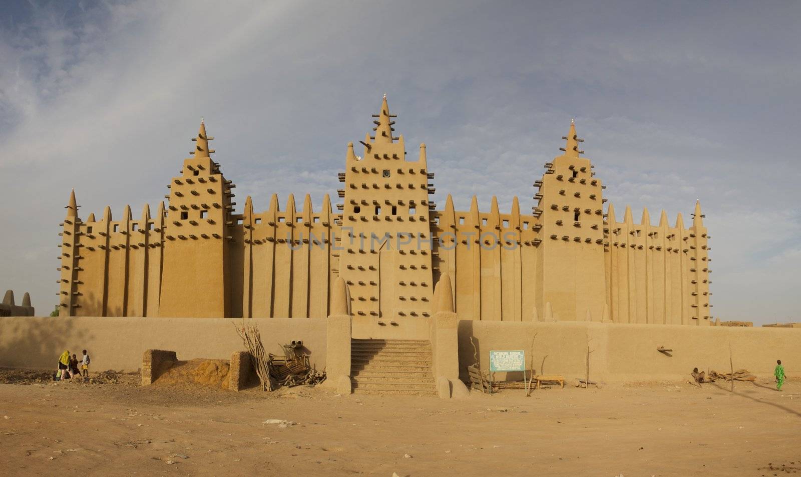 The big mosque in Djenné and the traditional mud building in Mali. 