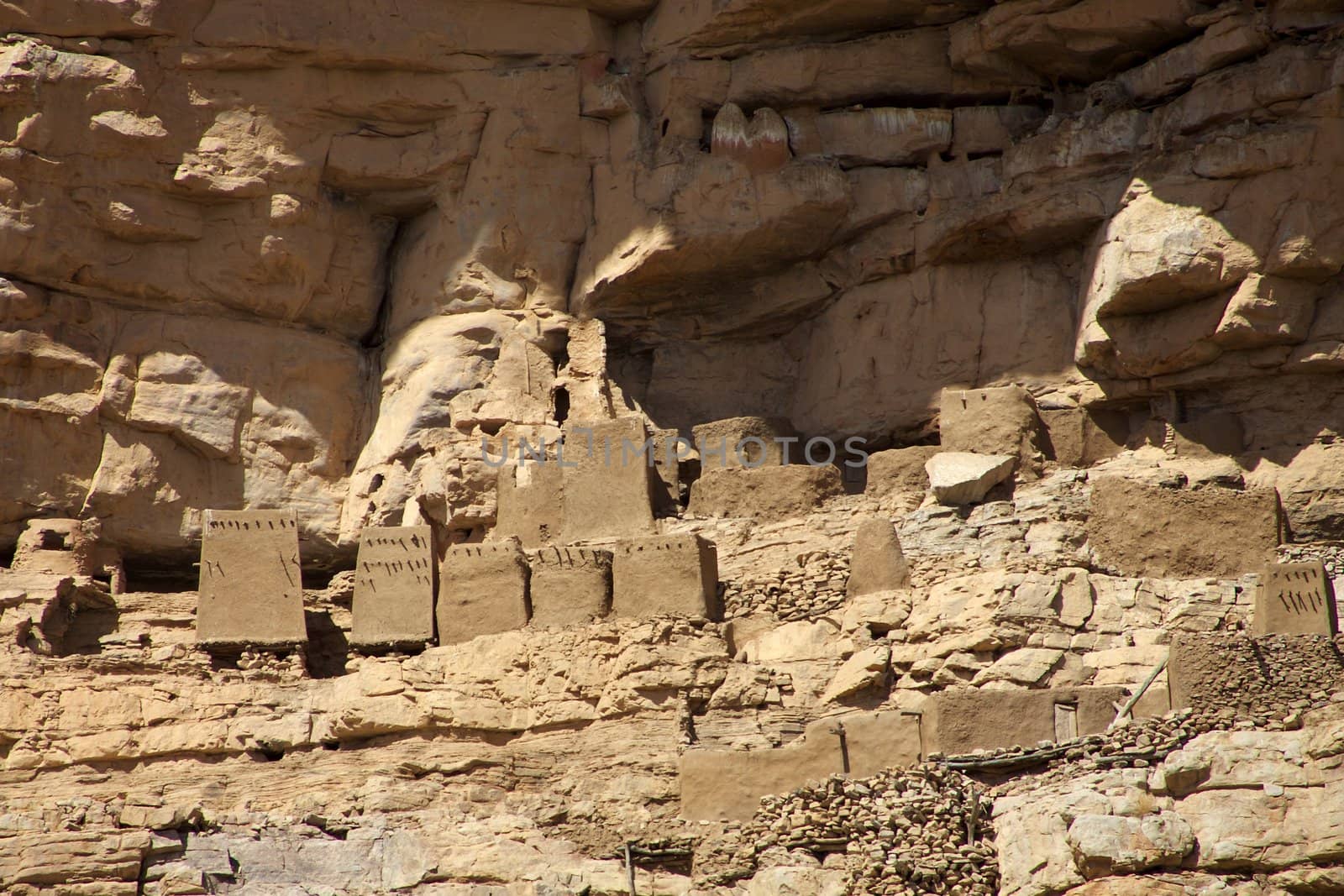 The Bandiagara site is an outstanding landscape of cliffs and sandy plateaux with some beautiful Dogon architecture