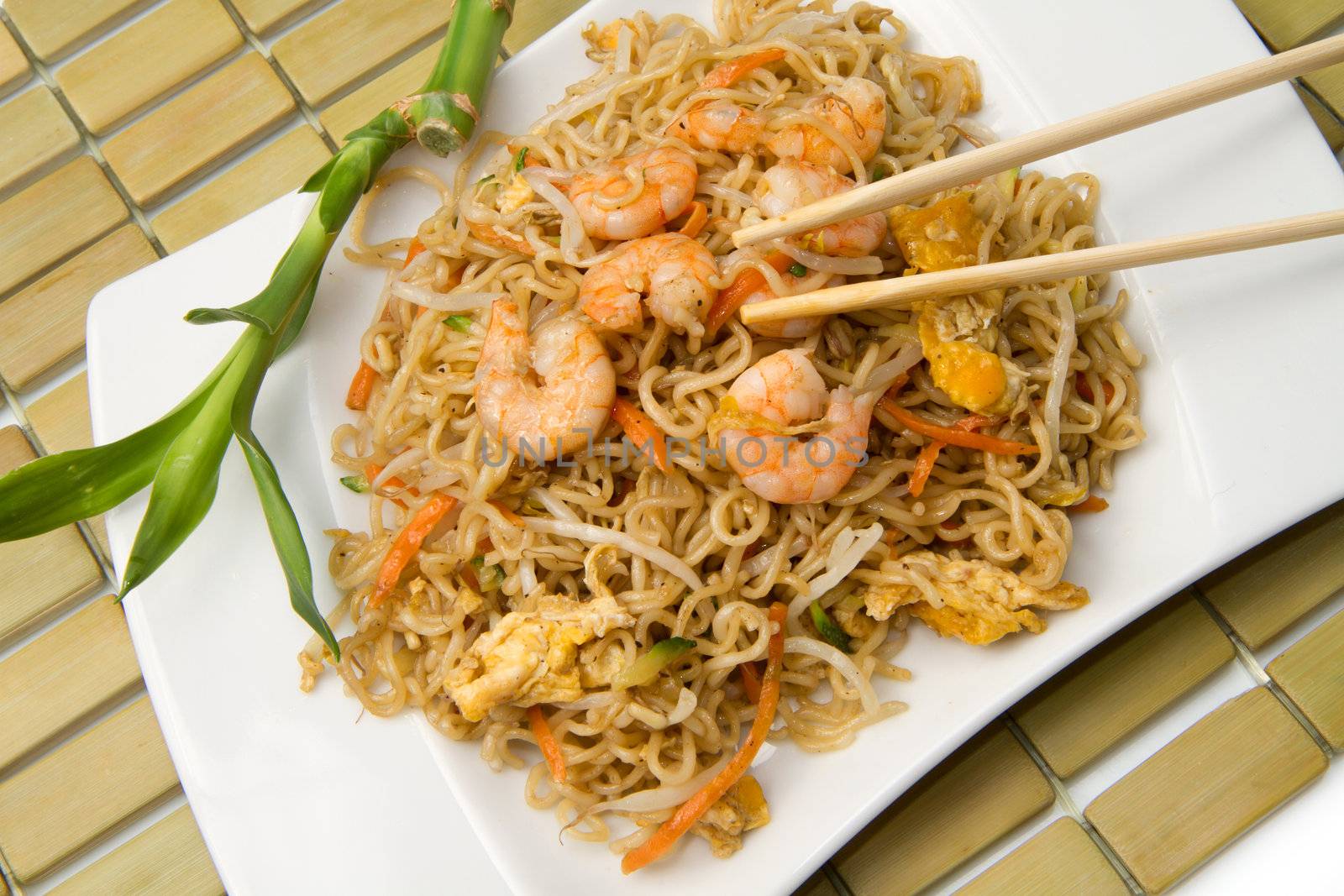 spaghetti chinese with shrimp and mushroom 