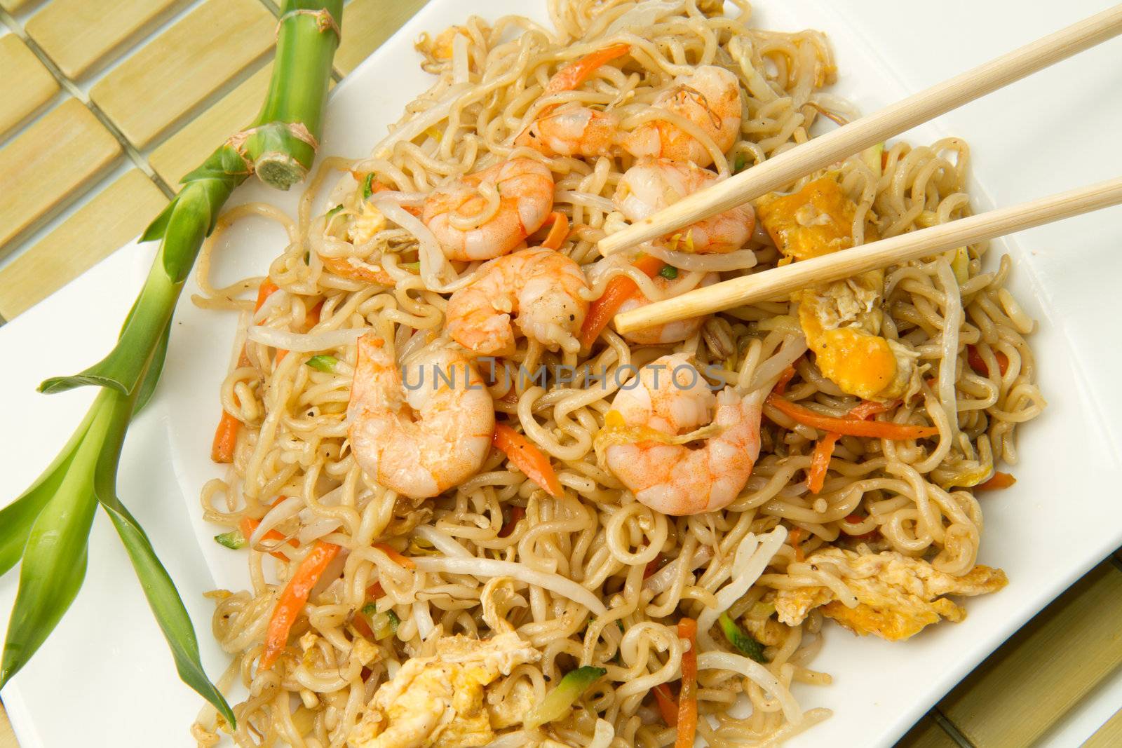 spaghetti chinese with shrimp and mushroom 