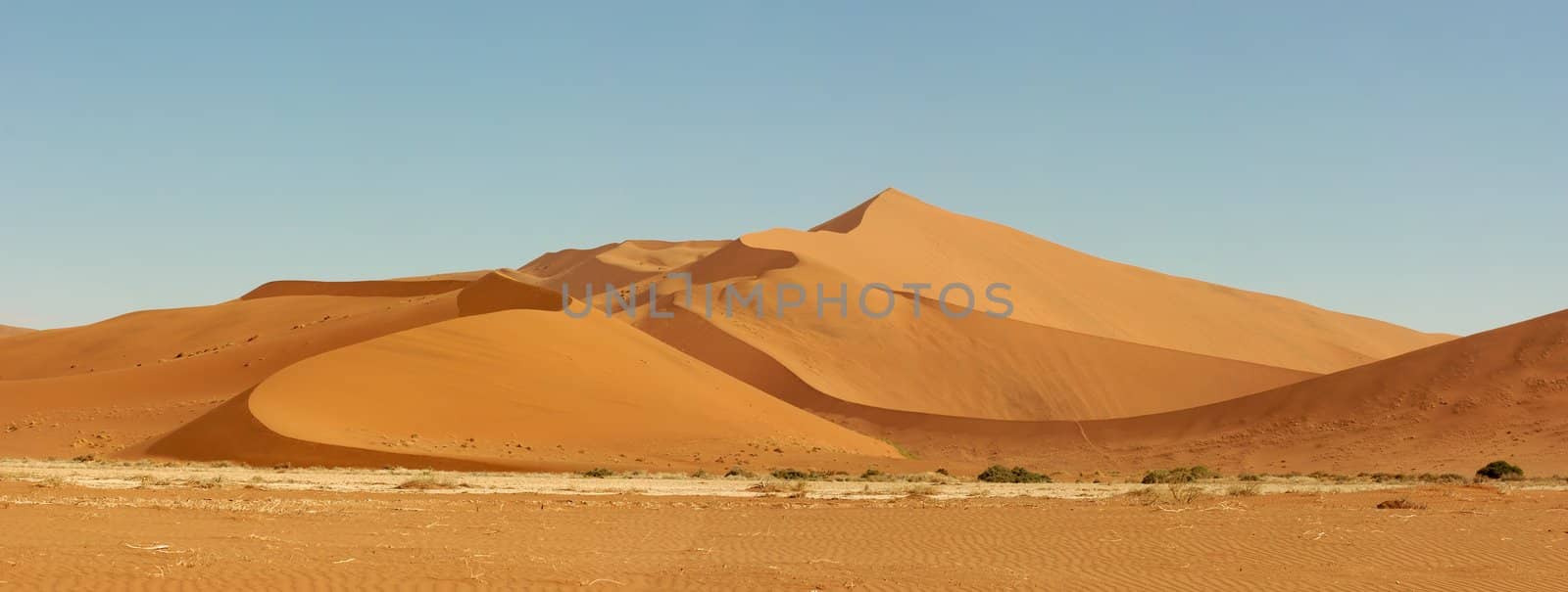 Desert of Sossusvlei in Namibia by watchtheworld