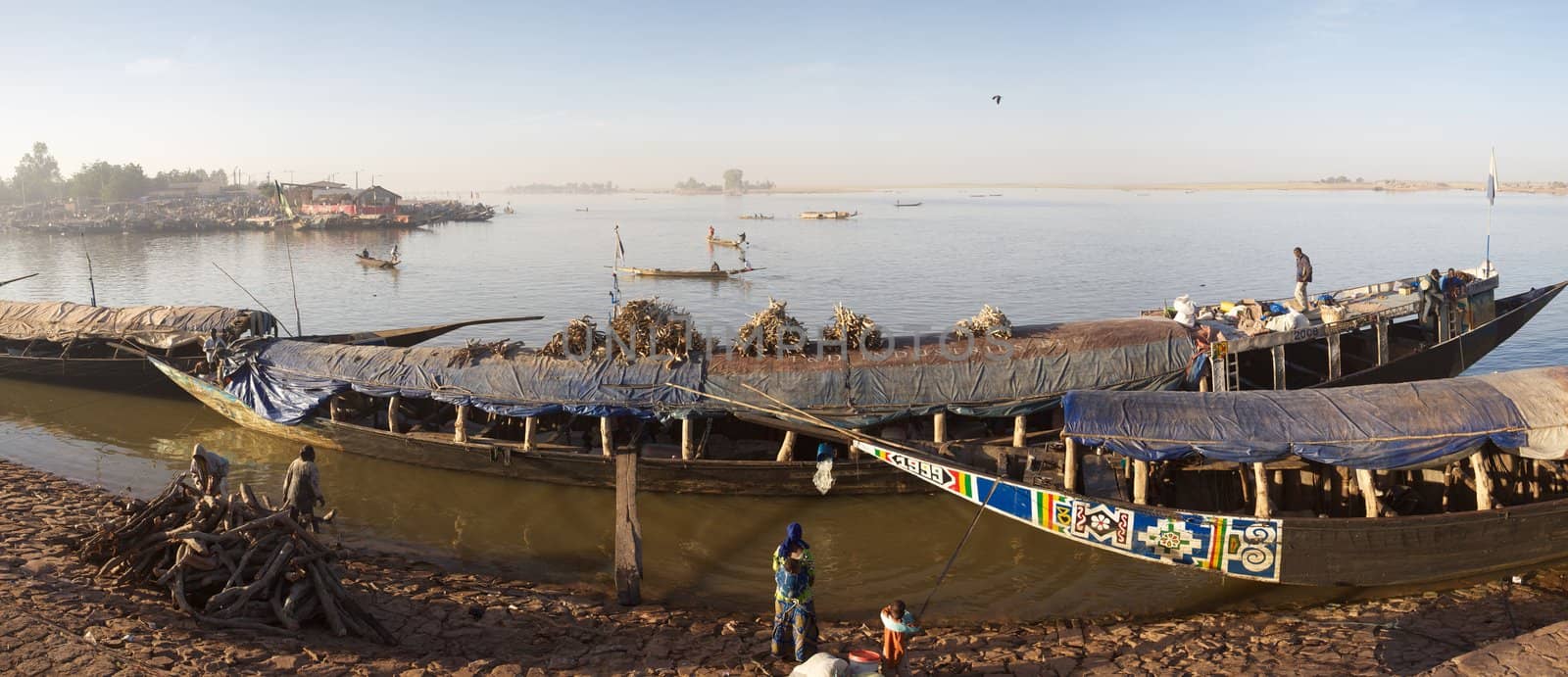 Vessel at the harbor on Niger by watchtheworld