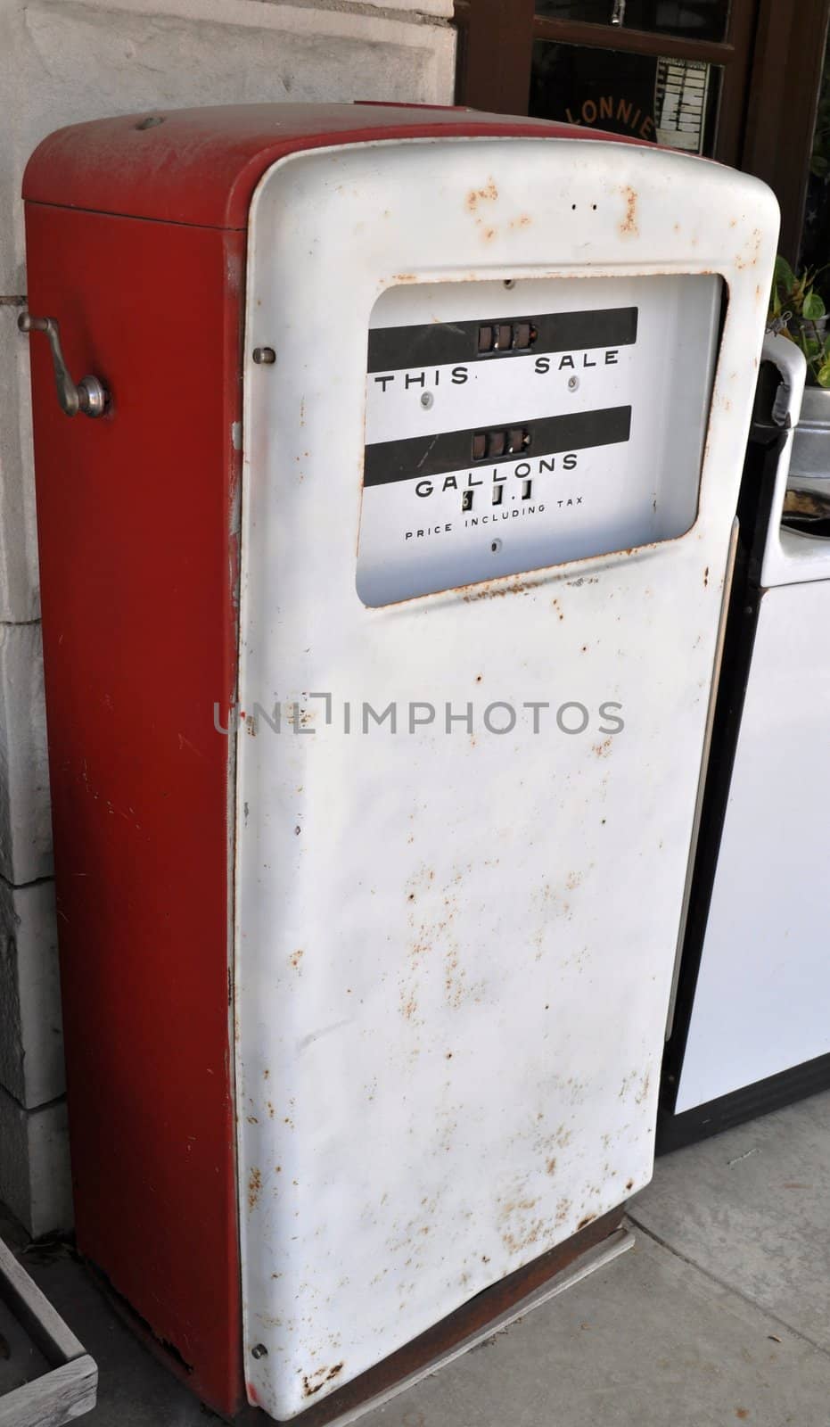 Antique gasoline dispenser