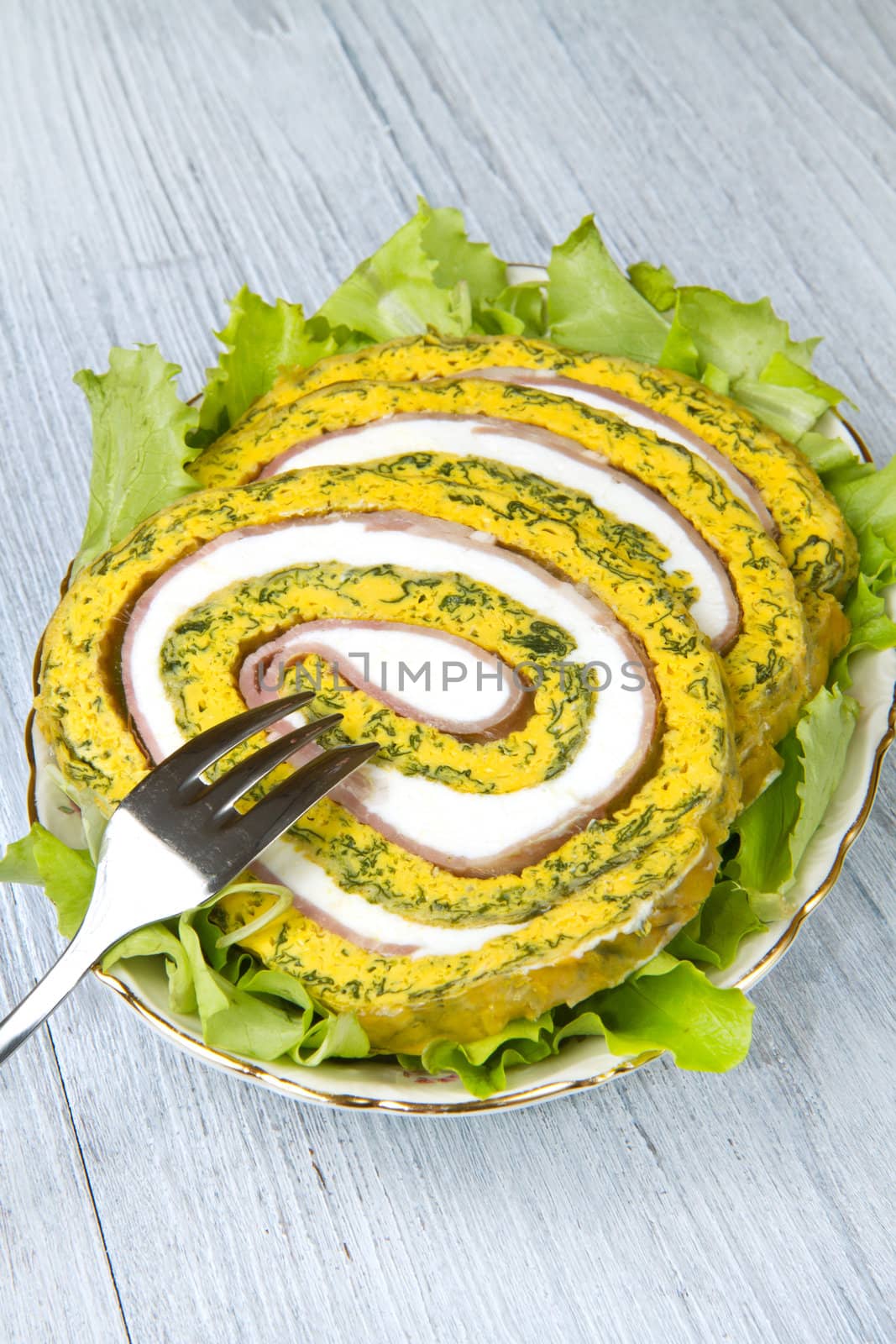 Gourmet spinach rolls  with eggs, ham and cheese