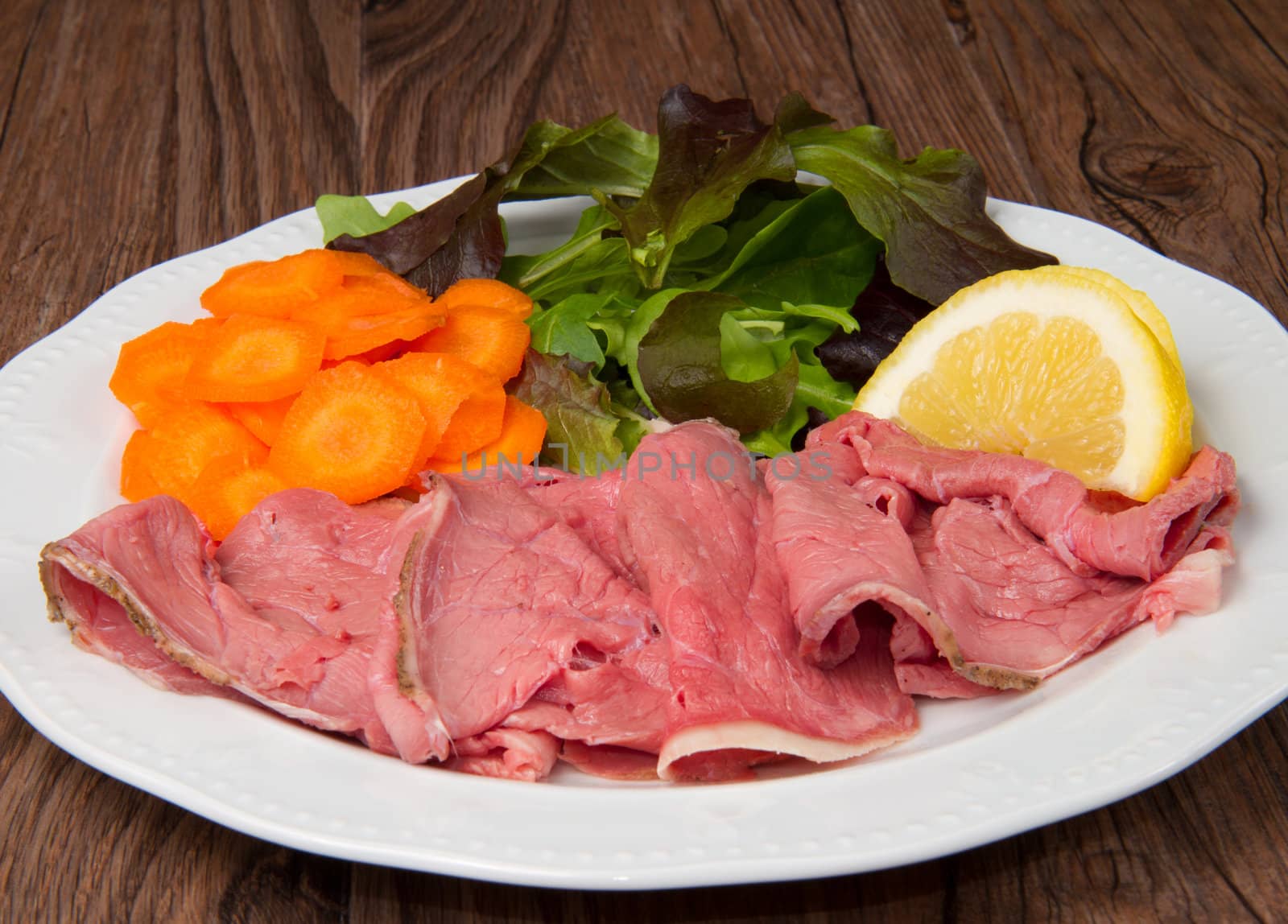 a dish of roastbeef with fresh salad