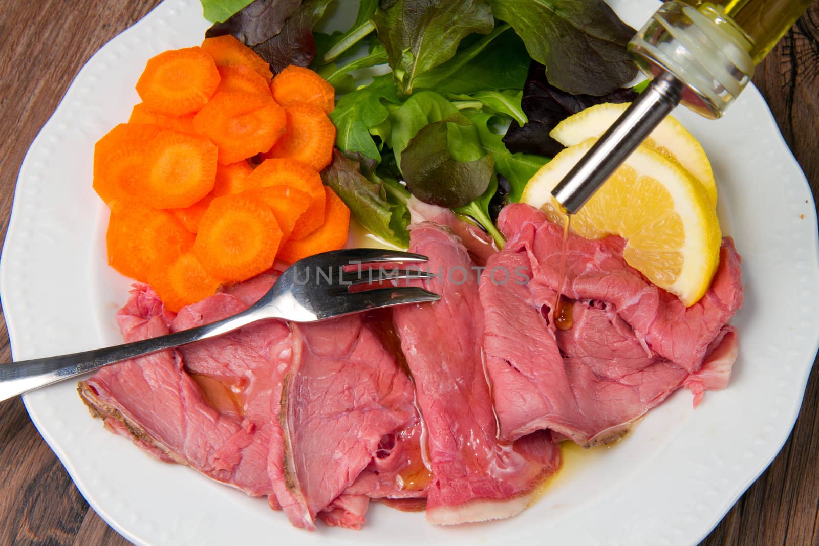 a dish of roastbeef with fresh salad