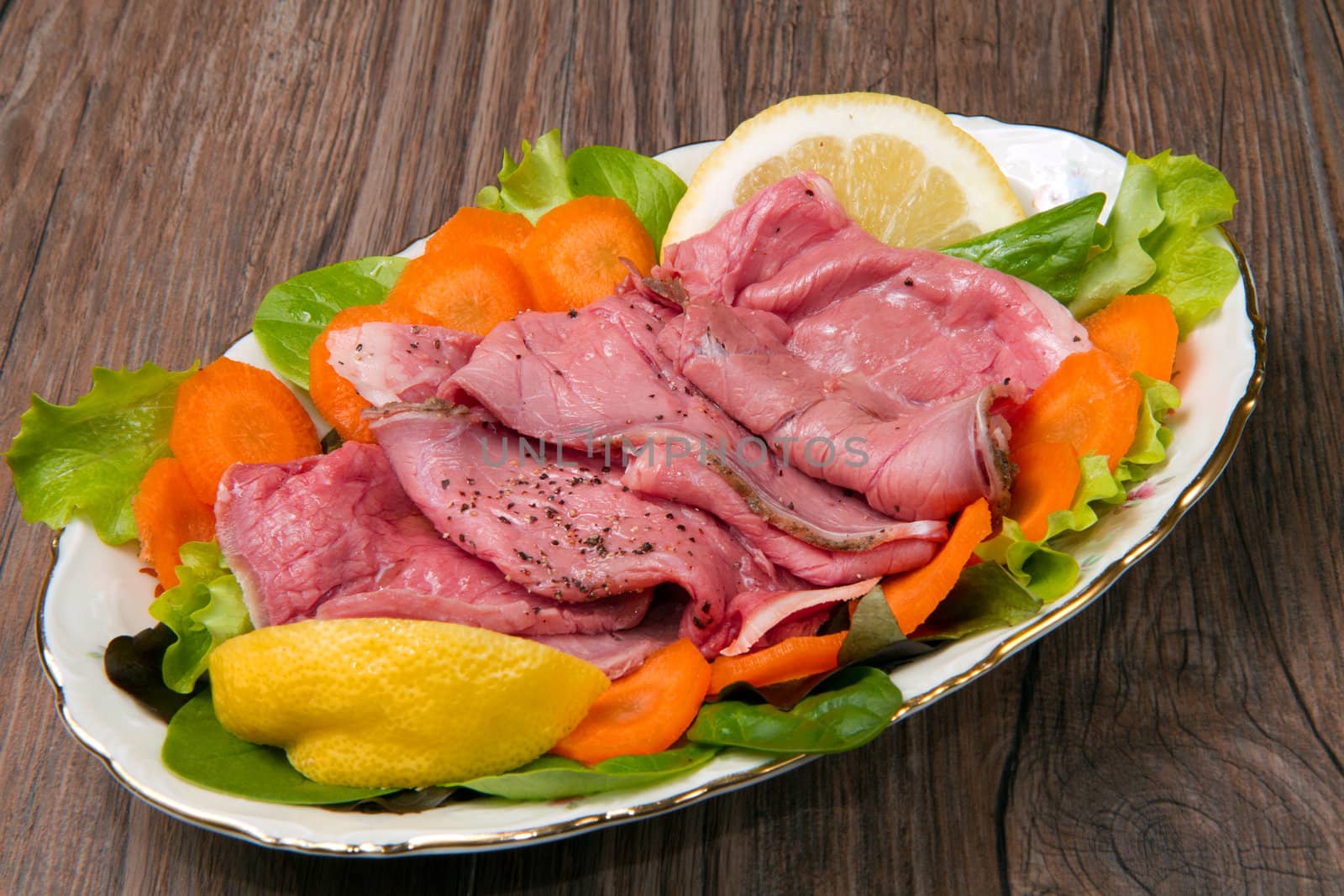 a dish of roastbeef with fresh salad