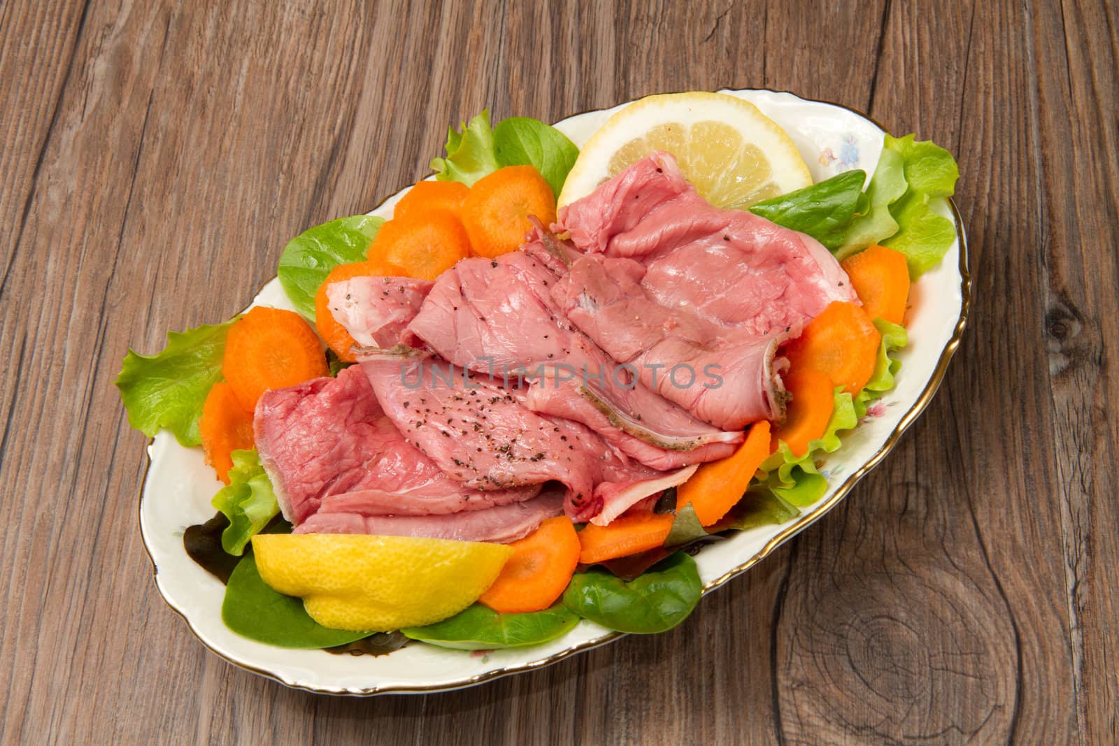 a dish of roastbeef with fresh salad