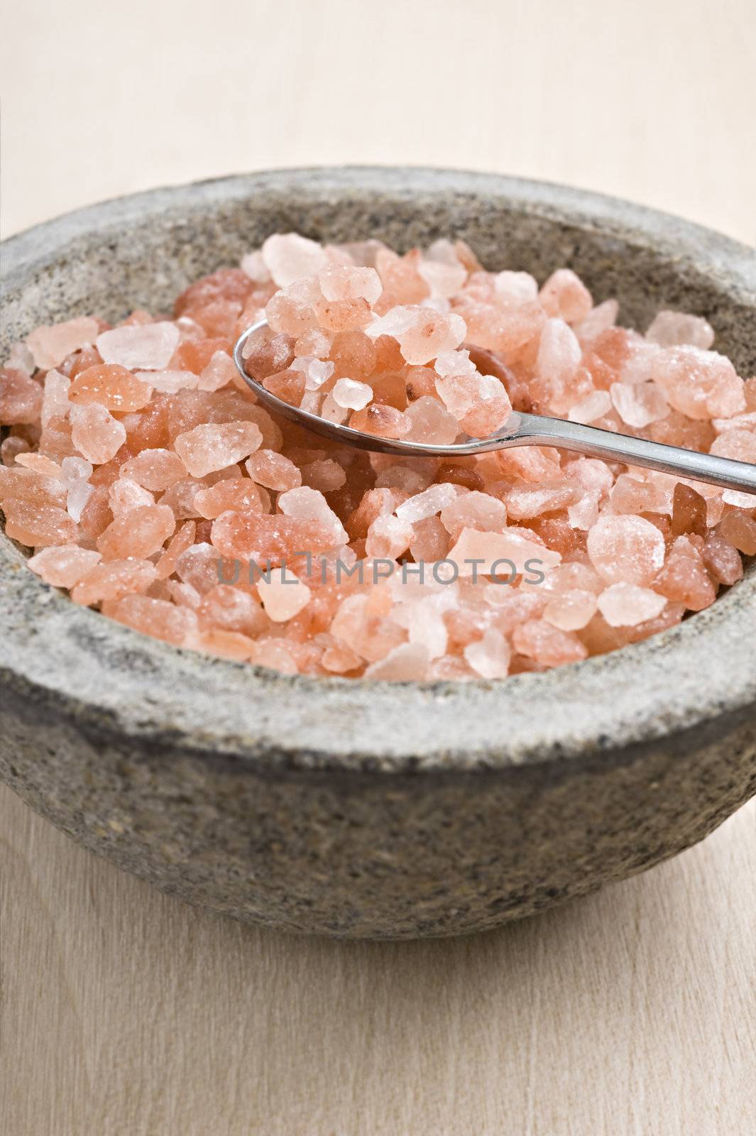 Course pink Himalayan salt in a bowl with spoon