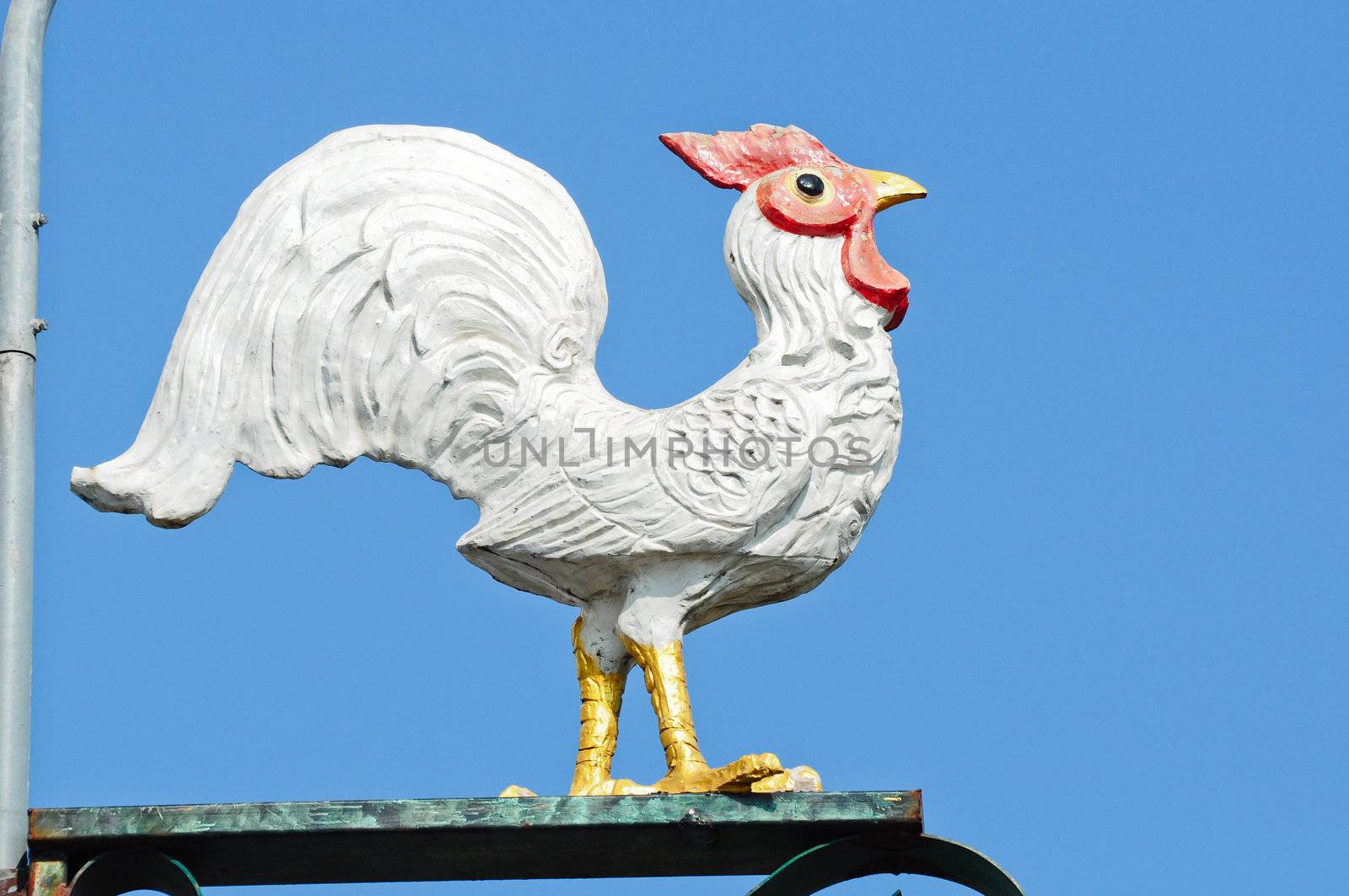 The chicken statue was decorated on the street light pole