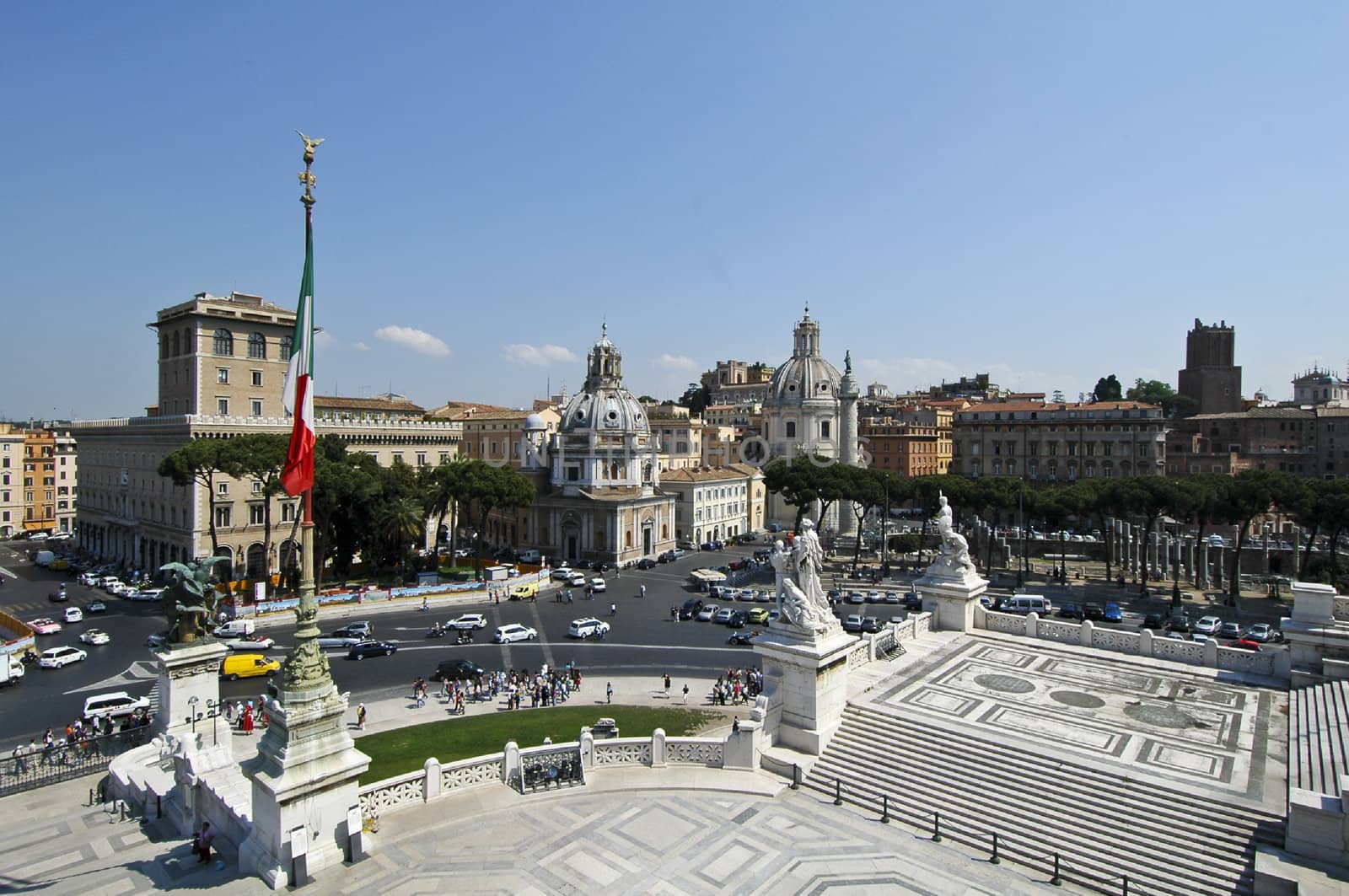 Overview of Piazza Venezia by the monument of Vittorio Emanuele II