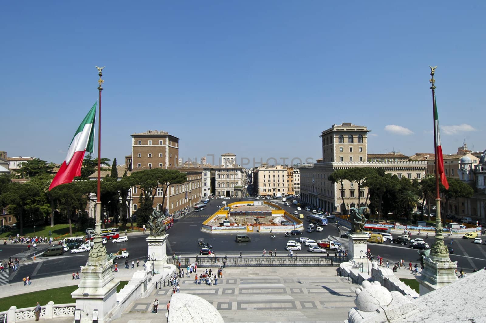 Overview of Piazza Venezia by the monument of Vittorio Emanuele II