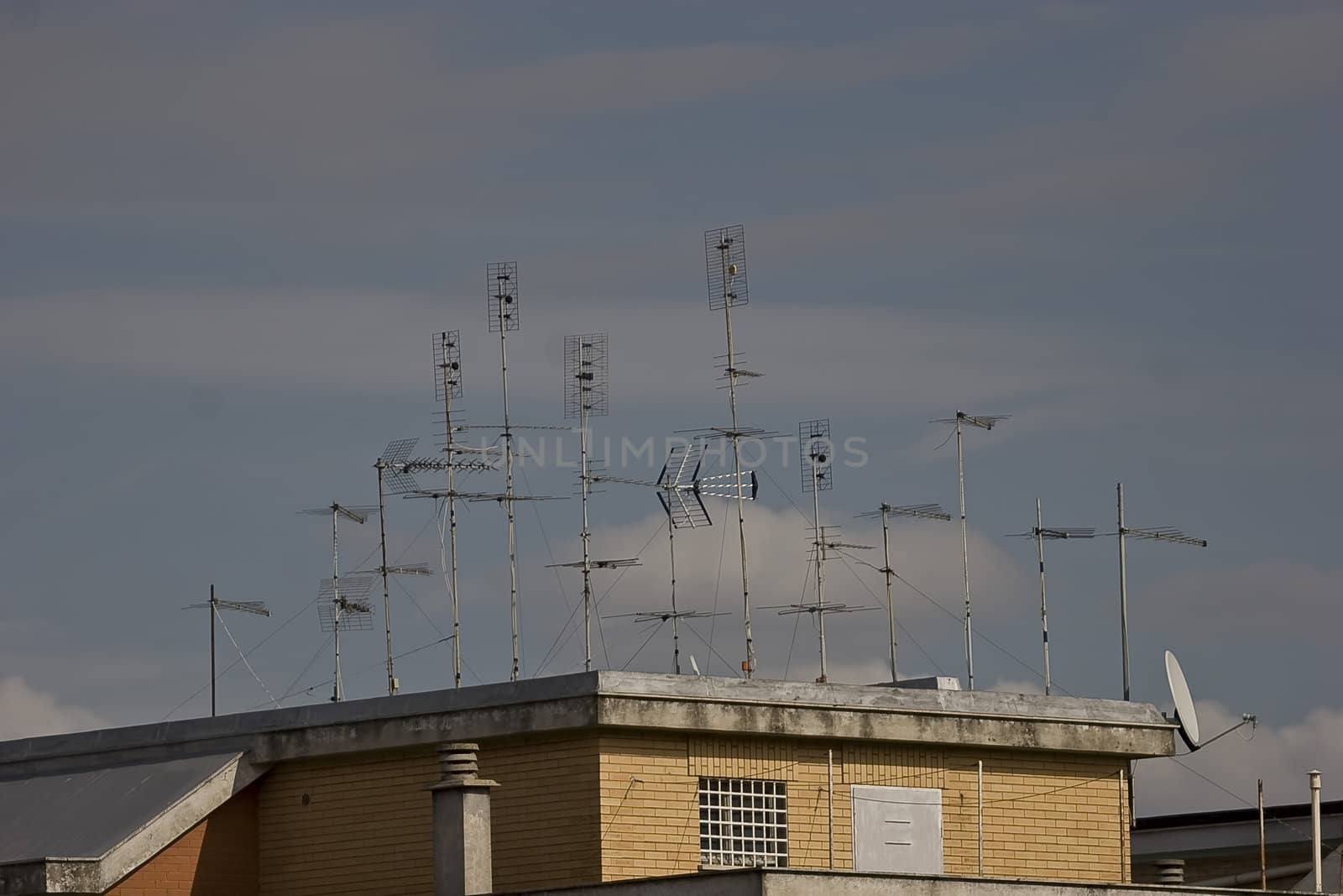 antenna, broadcasting, city, communication, connection, dish, electronics, equipment, global, house, parabola, receiver, roof, sky, telecommunications, television, tv, wireless, aerial, analogue, antenna, appliance, broadcast, cable, carlo sarnacchioli, communication, connect, connection, electric, entertainment, equipment, facility, frequency, outside, television, receive, rod, signal, technology, transmission, transmitter, tv, up, urban, variety, wire,