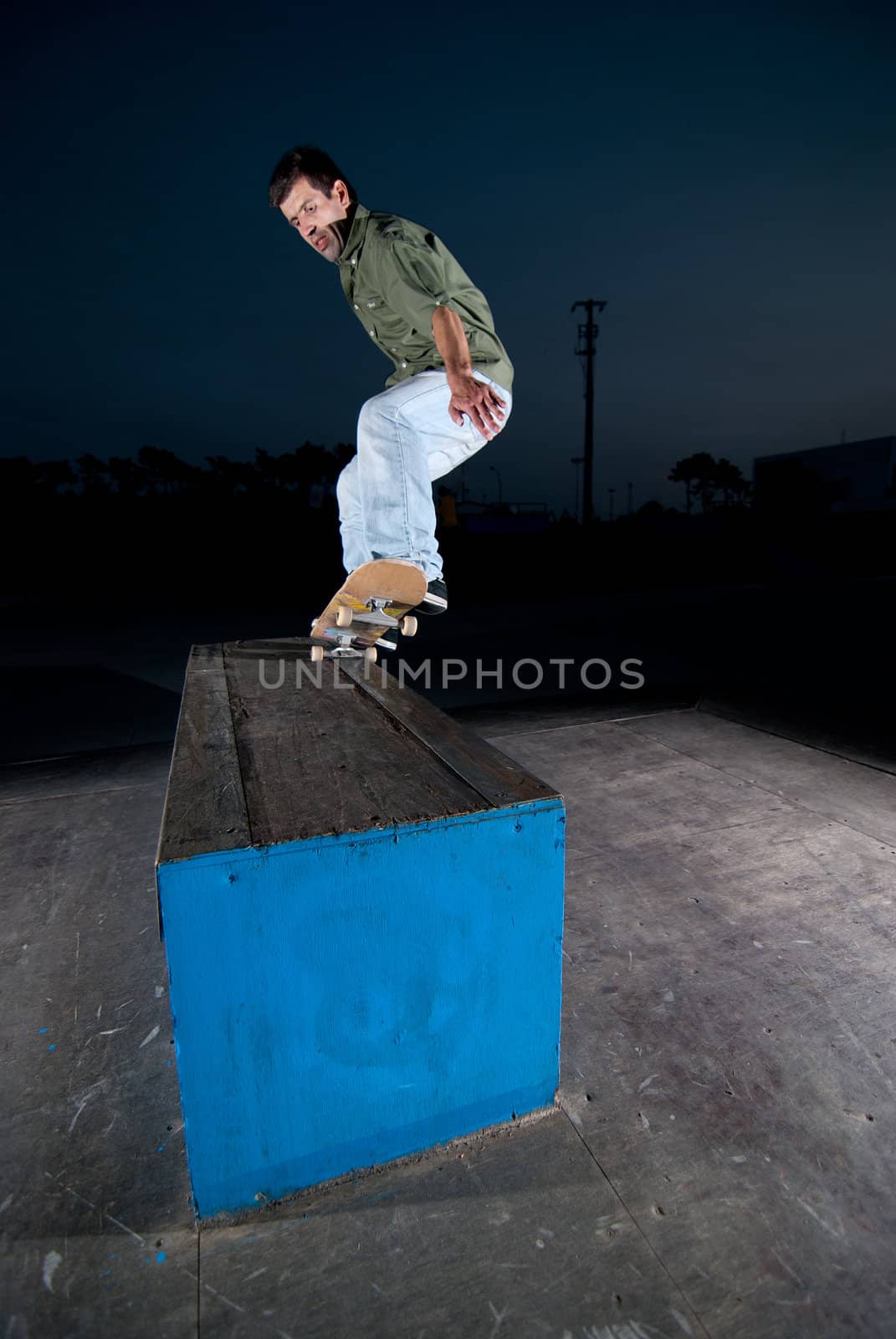 Skateboarder on a grind by homydesign