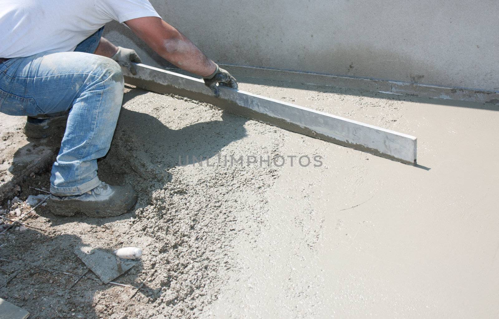 Mason building a screed coat cement