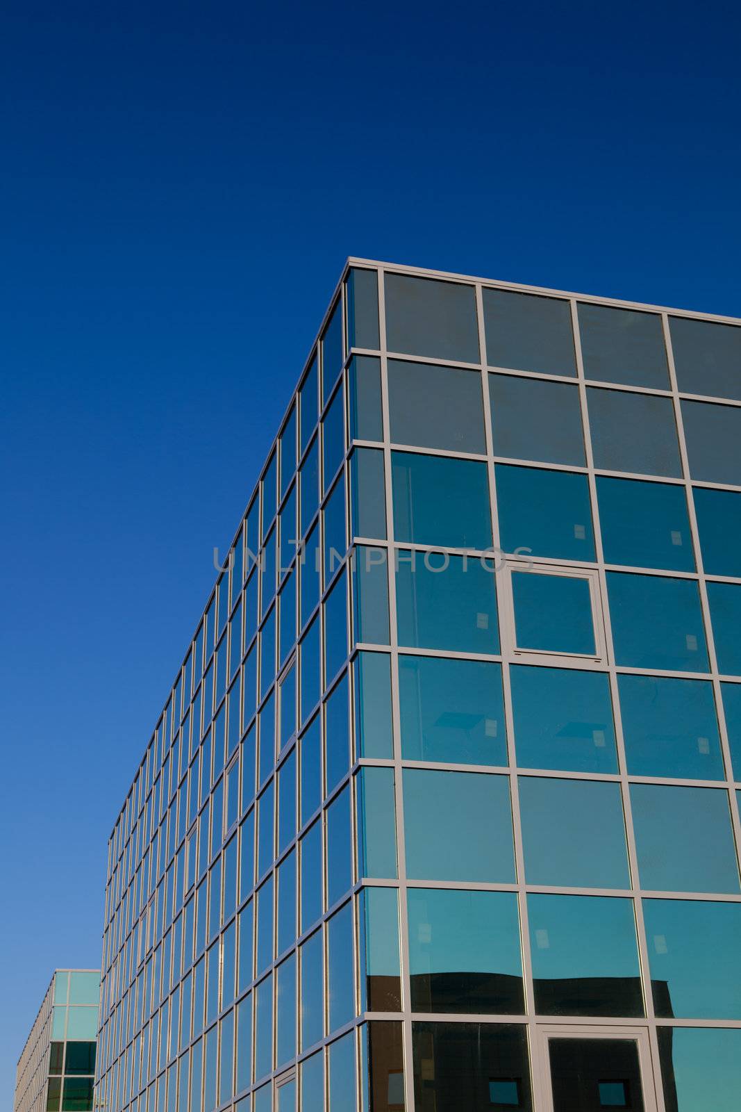 Office building on the basis of large windows and of modern style