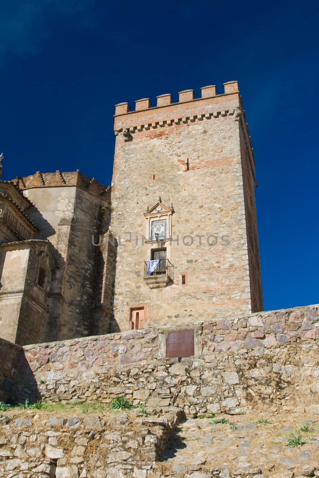 Castle that raise Aracena's city, placed in the mountain range of the same name.