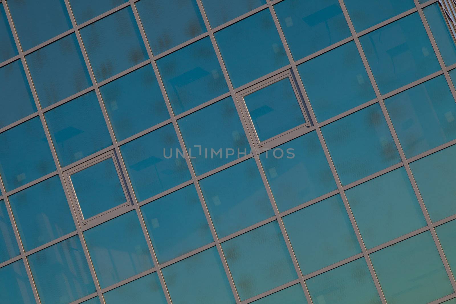 Office building on the basis of large windows and of modern style