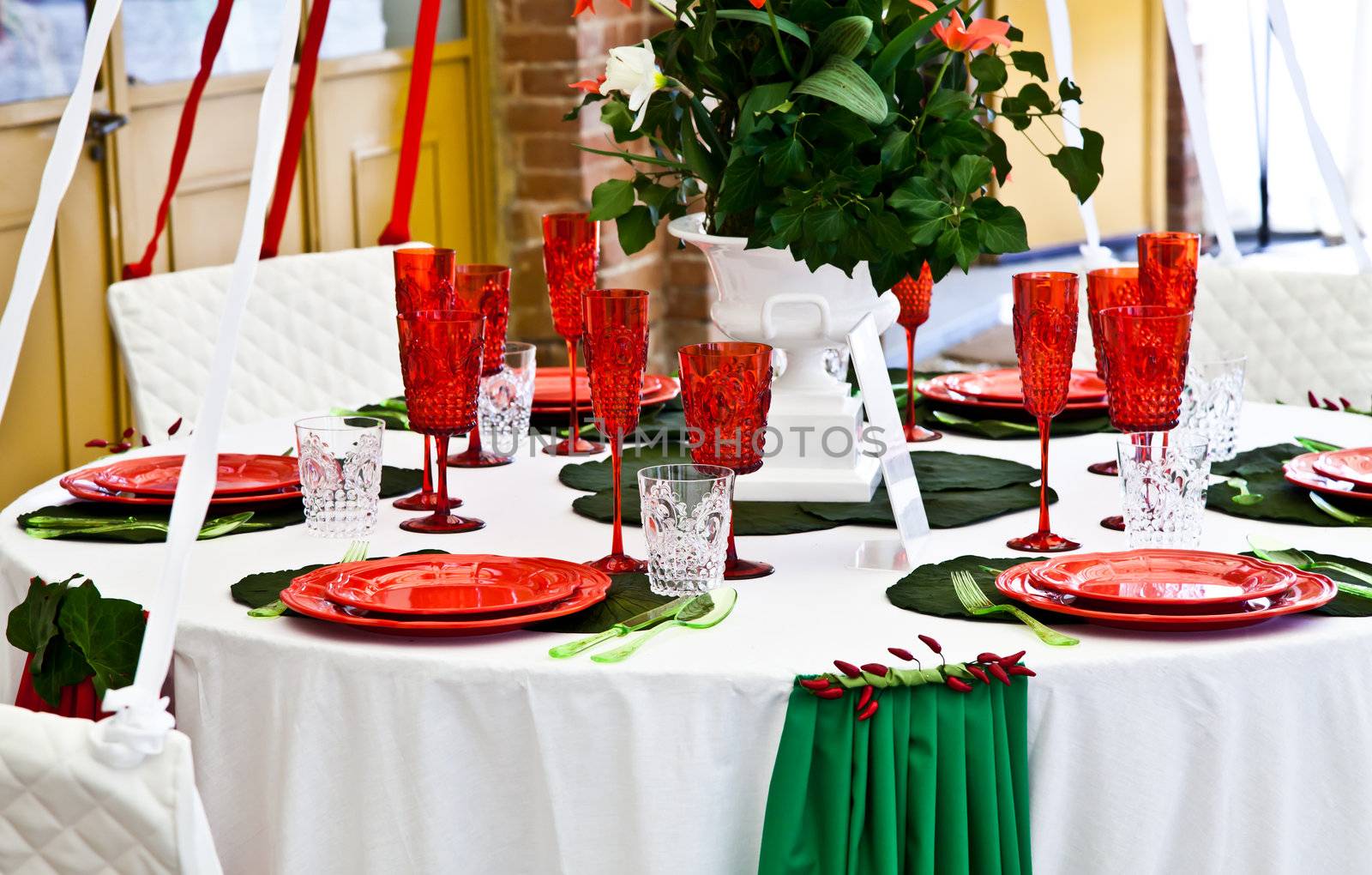 A table setup with Italian flag colours: gree, white and red