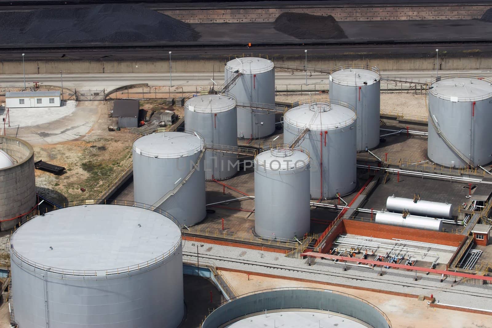 Oil, gasoline and gas storage at a refinery